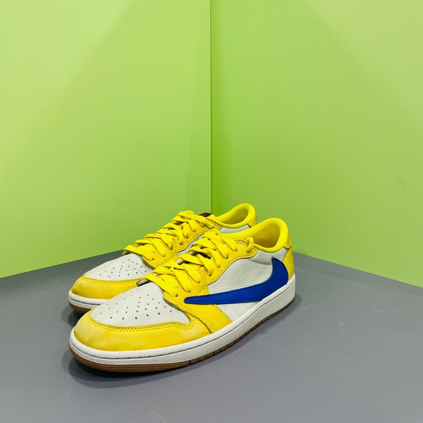 Travis Scott TS AJ1 Reverse Swoosh Canary Size US 9.5 / EU 42-43 - 1 Thumbnail