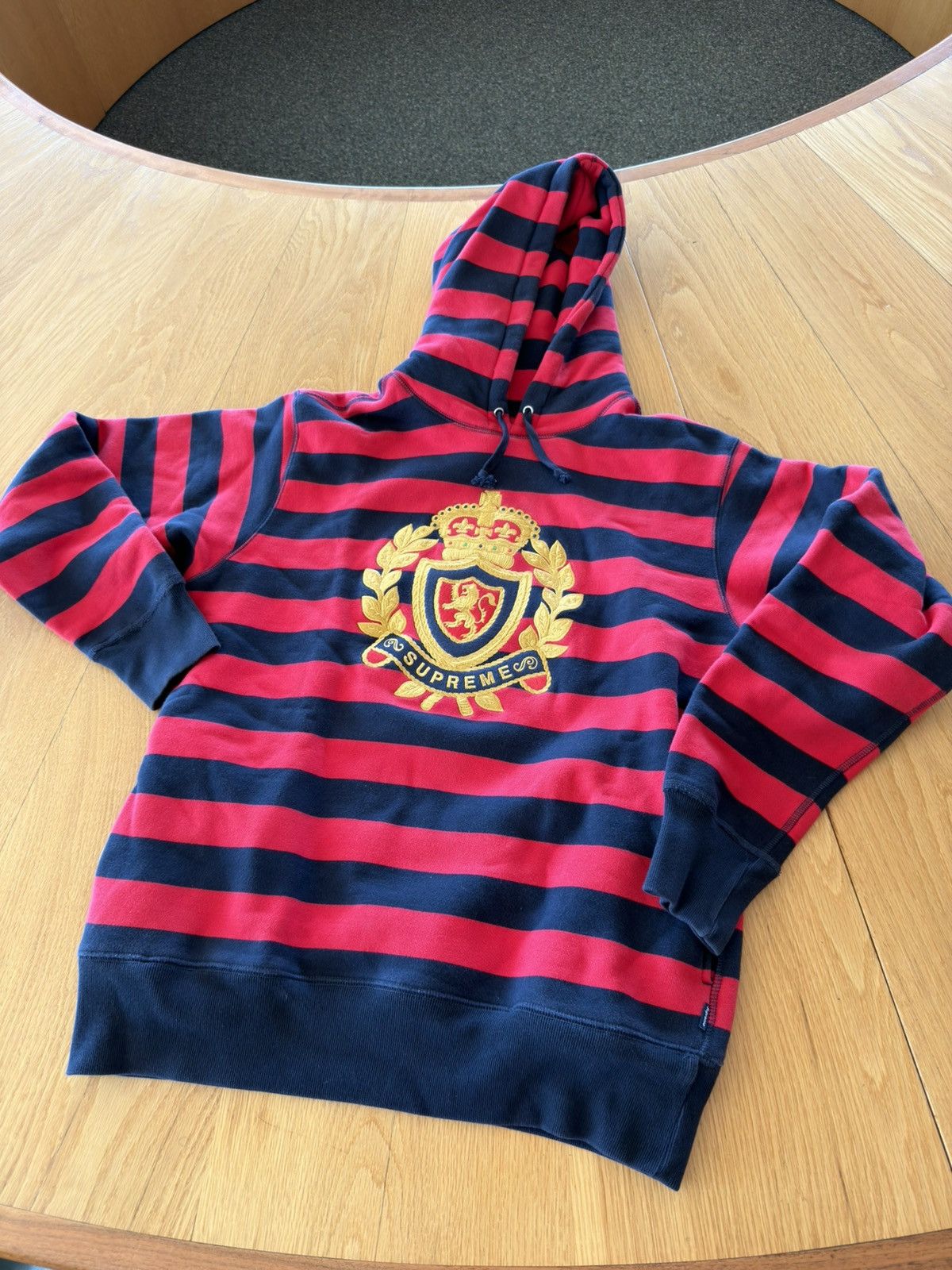 専用　超希少‼️Supreme Striped Crest Hoodie 07aw Supreme（シュプリーム） 07AW Striped Crest Hoodie ストライプ