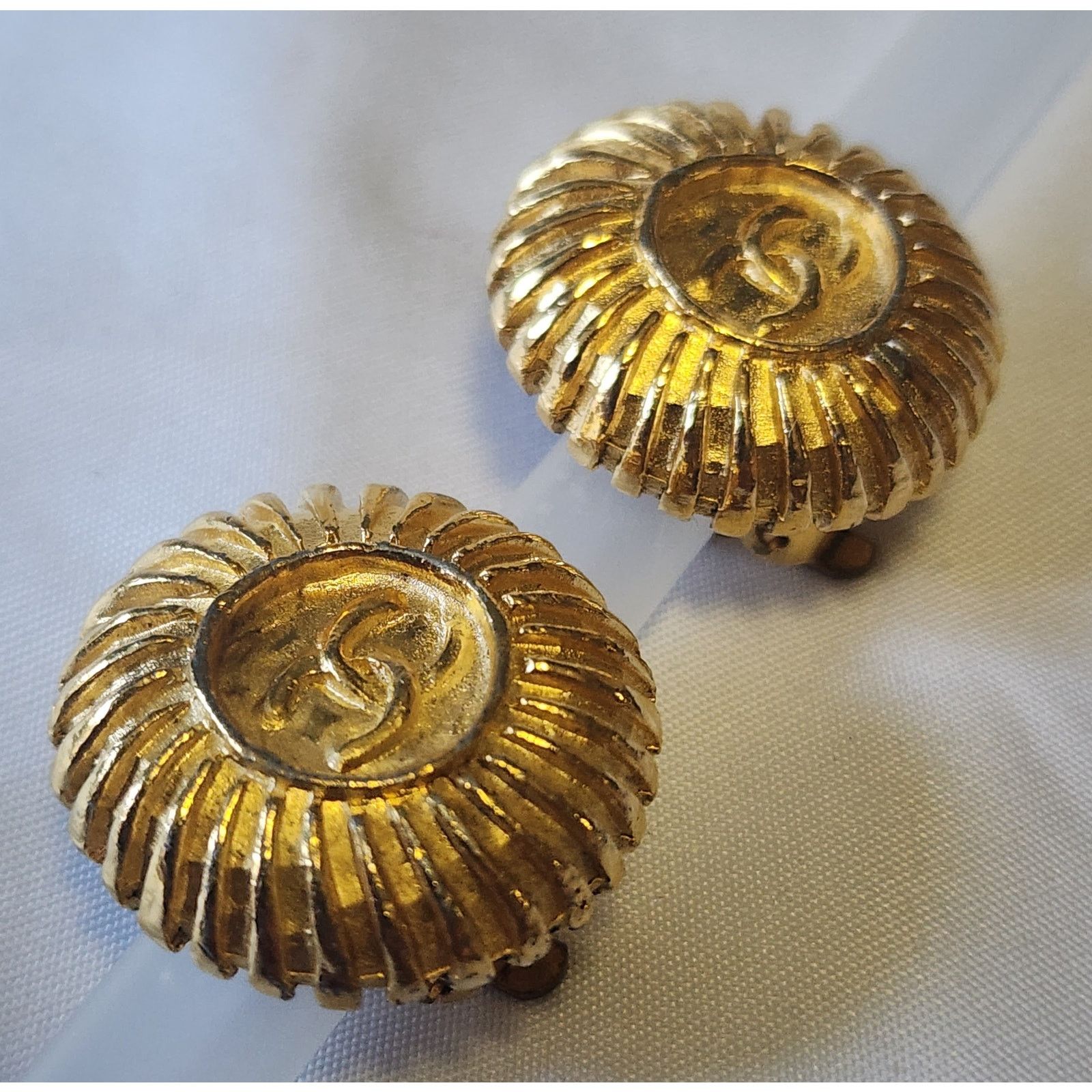 Chanel Authentic Vintage CHANEL Clip On Gold Double CC Earrings Size ONE SIZE - 2 Thumbnail