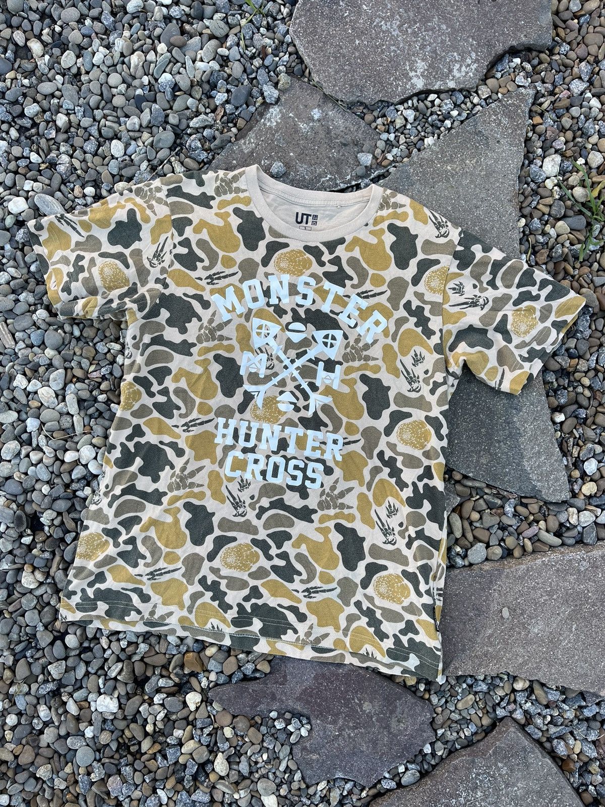 Japanese Brand × Uniqlo Uni Qlo x Monster Hunter Cross camo anime t-shirt tee Size US S / EU 44-46 / 1 - 2 Thumbnail