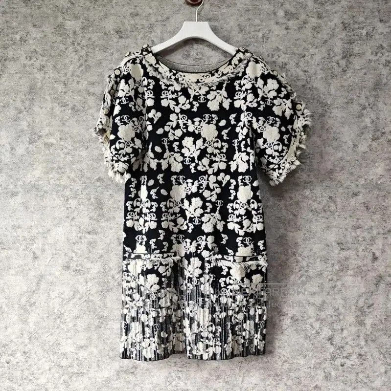 Chanel Chanel Black Wool Floral Dress . Size M / US 6-8 / IT 42-44 - 1 Thumbnail