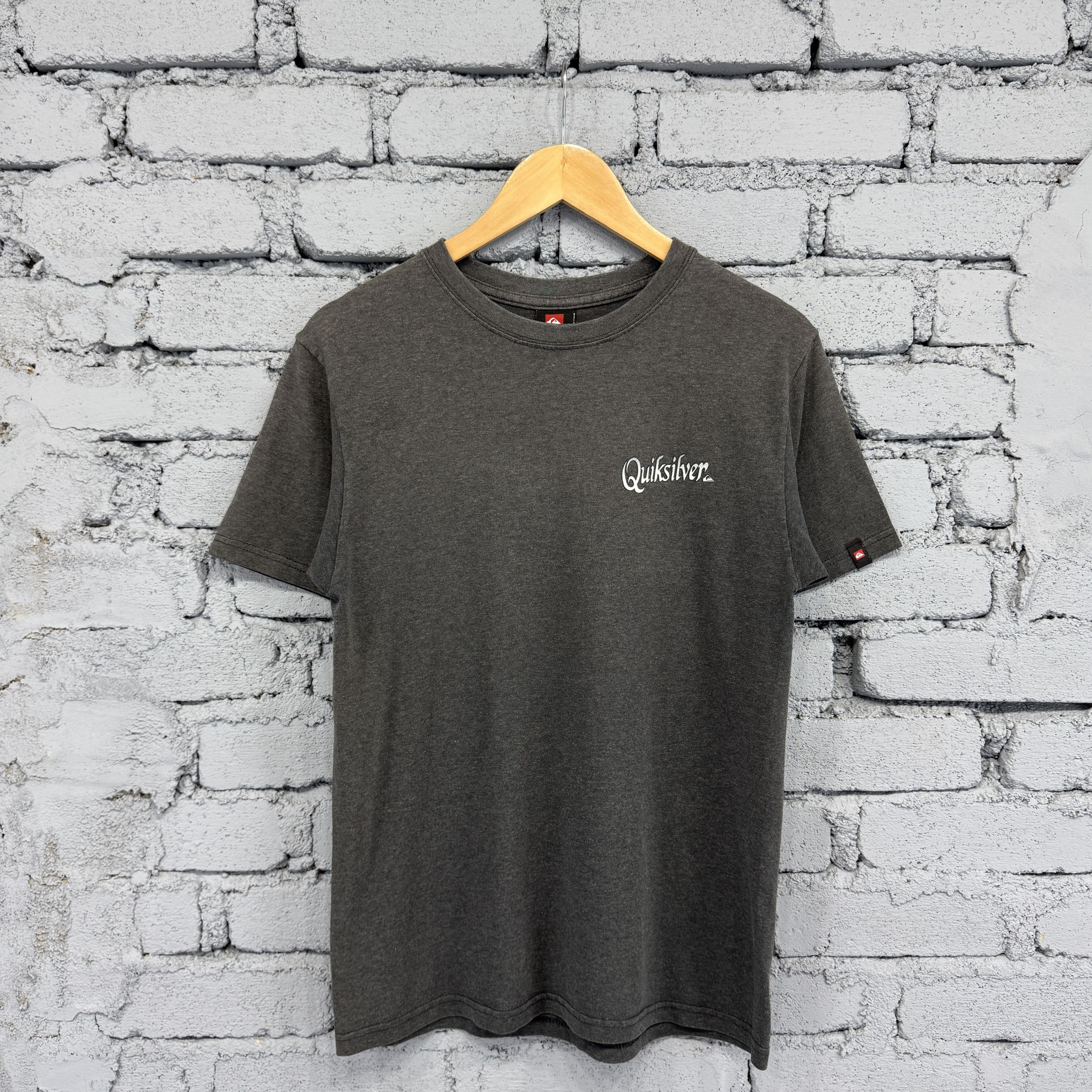 Vintage Vintage Quiksilver Sexy Women Surfing Sunfaded Tshirt Size US S / EU 44-46 / 1 - 2 Thumbnail