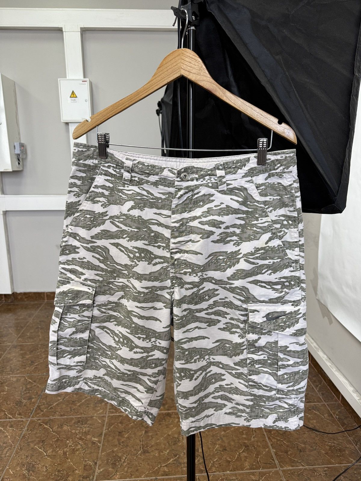 Nike 🇧🇷 Vintage Y2K Nike R10 Ronaldinho 10 Camo Cargo Shorts Retro Size US 32 / EU 48 - 2 Thumbnail