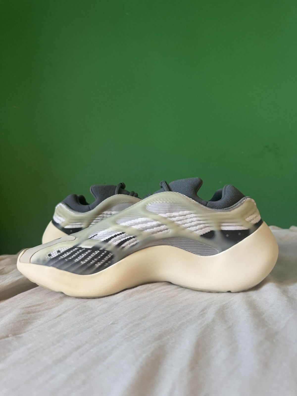 Adidas Adidas 700 v3 fade salt 2022 Size US 11 / EU 44 - 2 Thumbnail