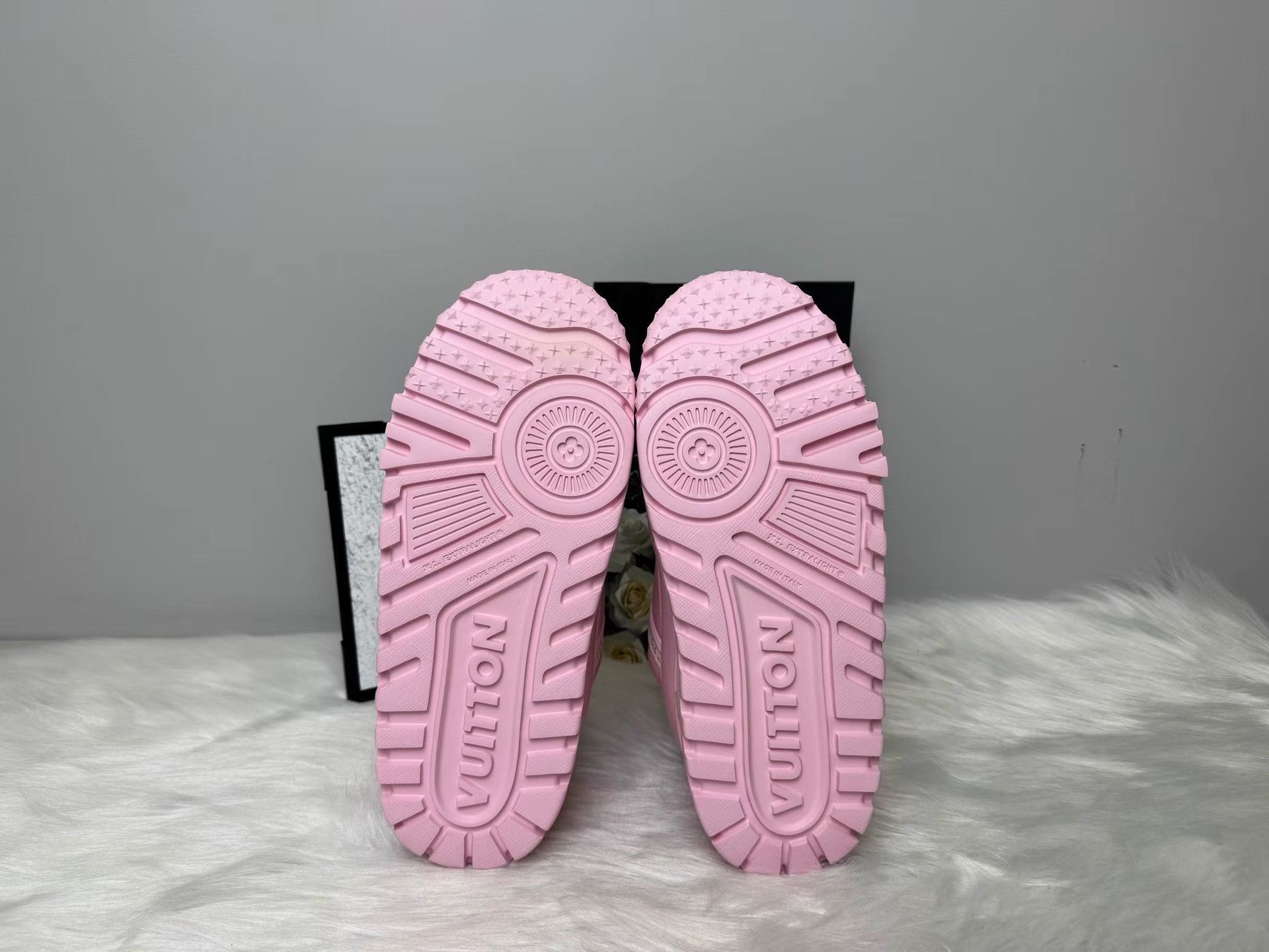 Louis Vuitton Louis Vuitton Trainer Maxi LOVE Logo Low Top Sneakers K36 Size US 8 / EU 41 - 4 Thumbnail