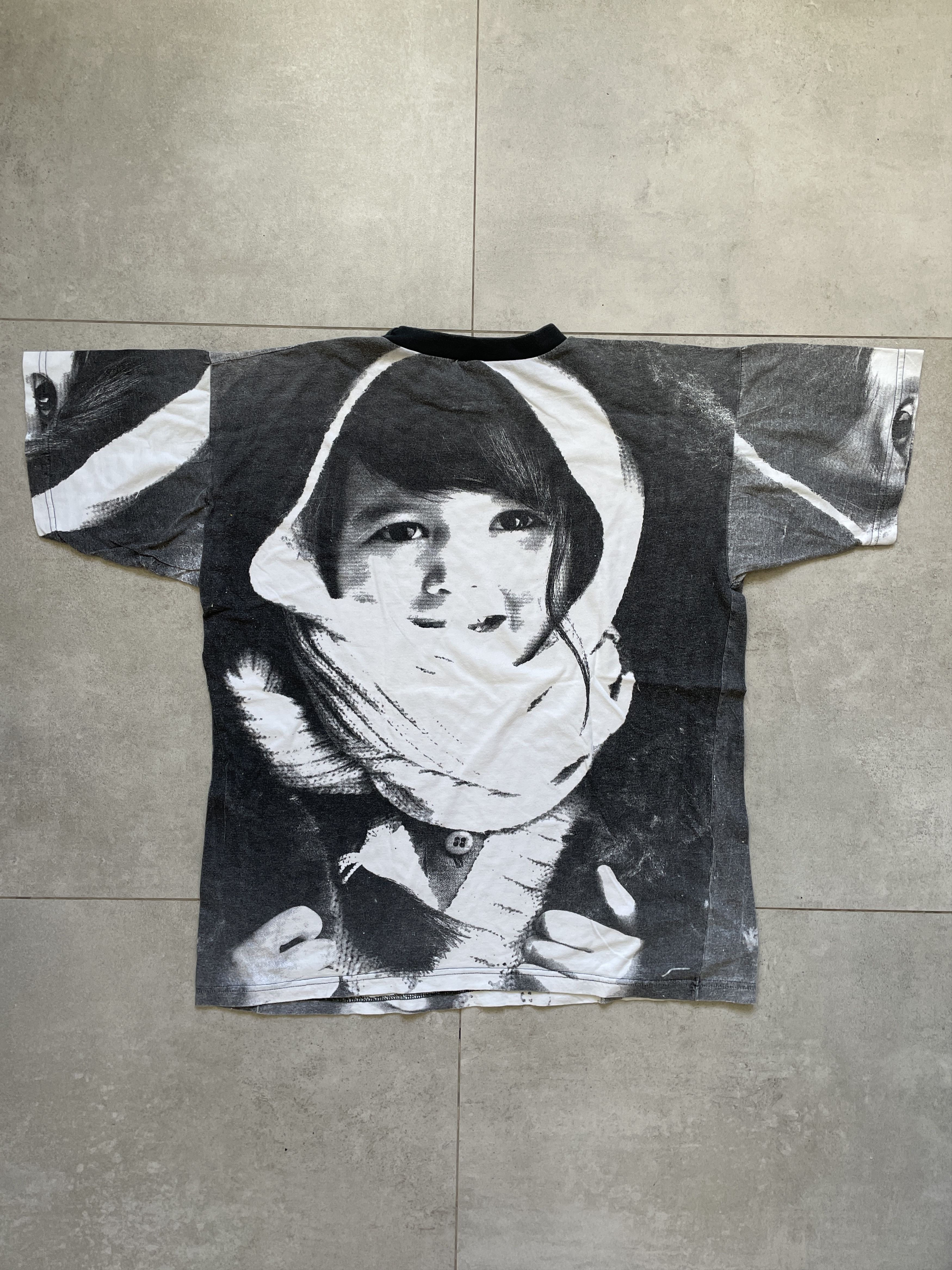 Vintage VINTAGE 90S ALL OVER PRINT AOP GIRL TEE Size US M / EU 48-50 / 2 - 2 Thumbnail