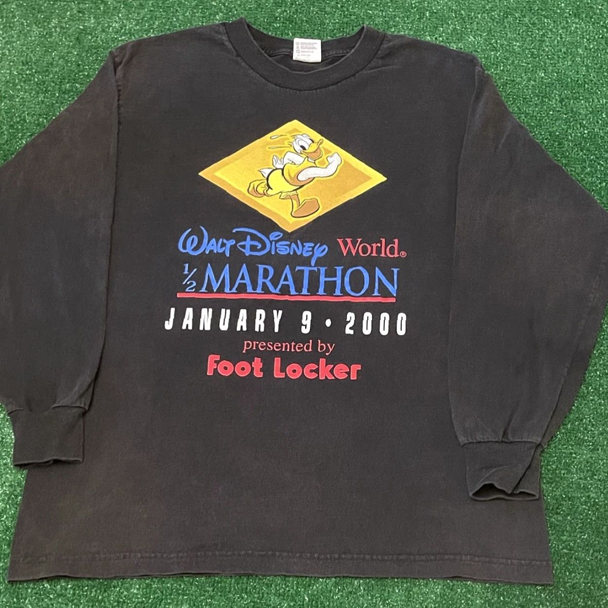 Disney VINTAGE Disney Marathon Foot Locker Donald Duck VTG 2000 Shirt Long Sleeve L Black 90s Cartoon Sports Men Mens Size US L / EU 52-54 / 3 - 3 Thumbnail