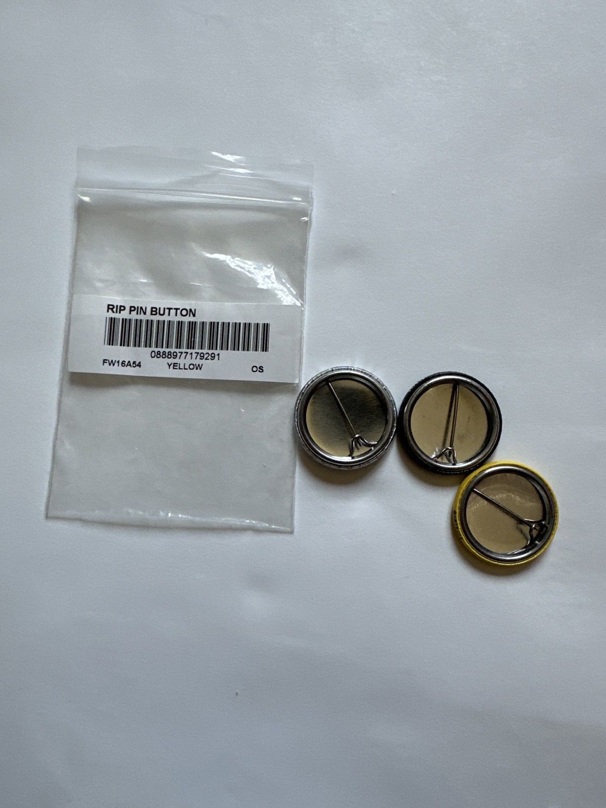 Supreme Supreme RIP button pin set FW16 (3 button pins) Size ONE SIZE - 3 Thumbnail
