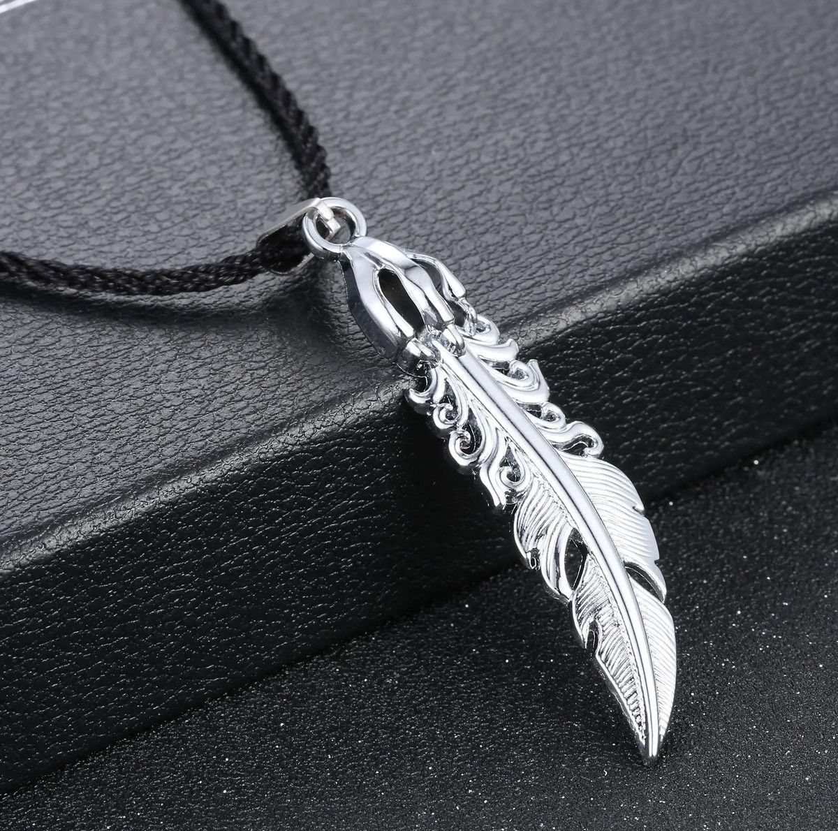 Vintage Vintage Leather Feather Necklace Size ONE SIZE - 1 Thumbnail