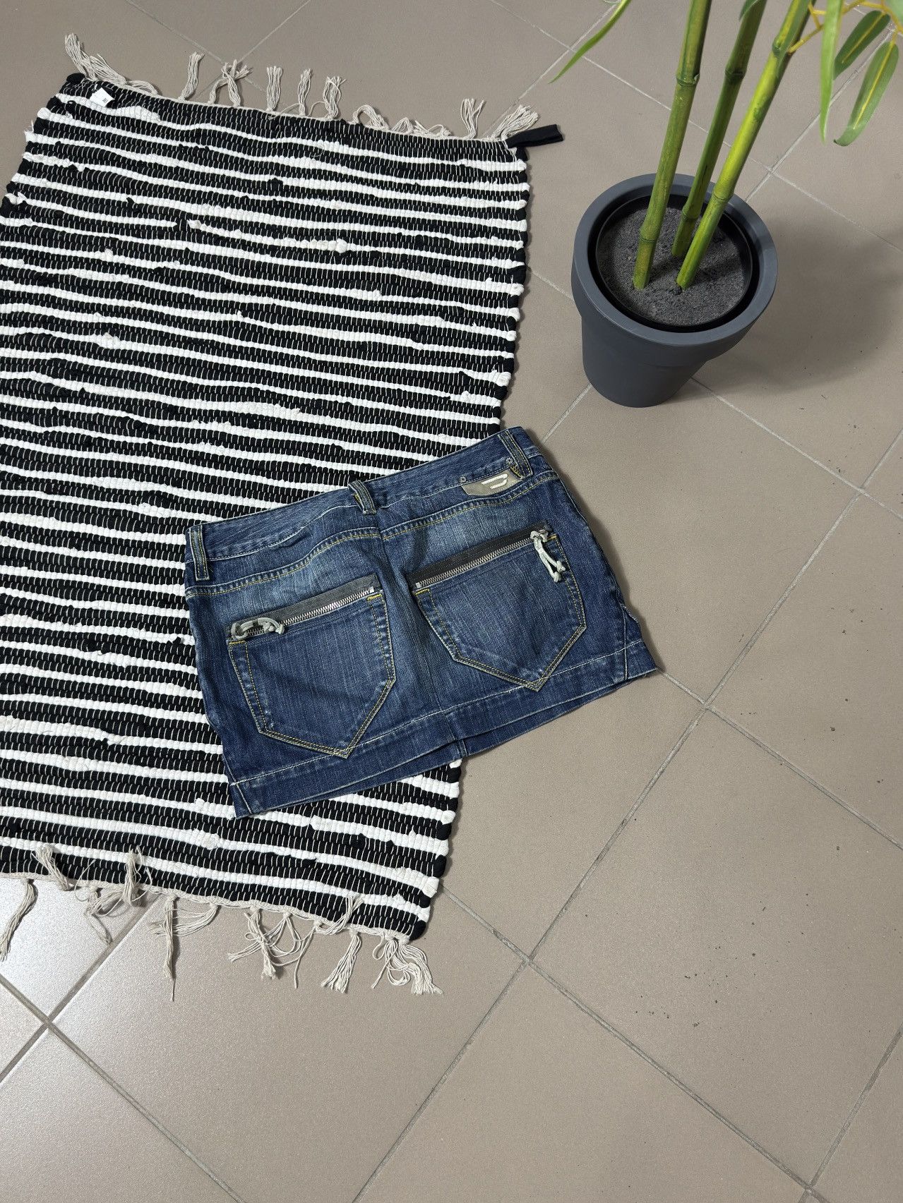 Diesel VINTAGE DIESEL 2000s DENIM MINI SKIRT Size 28" / US 6 / IT 42 - 1 Thumbnail