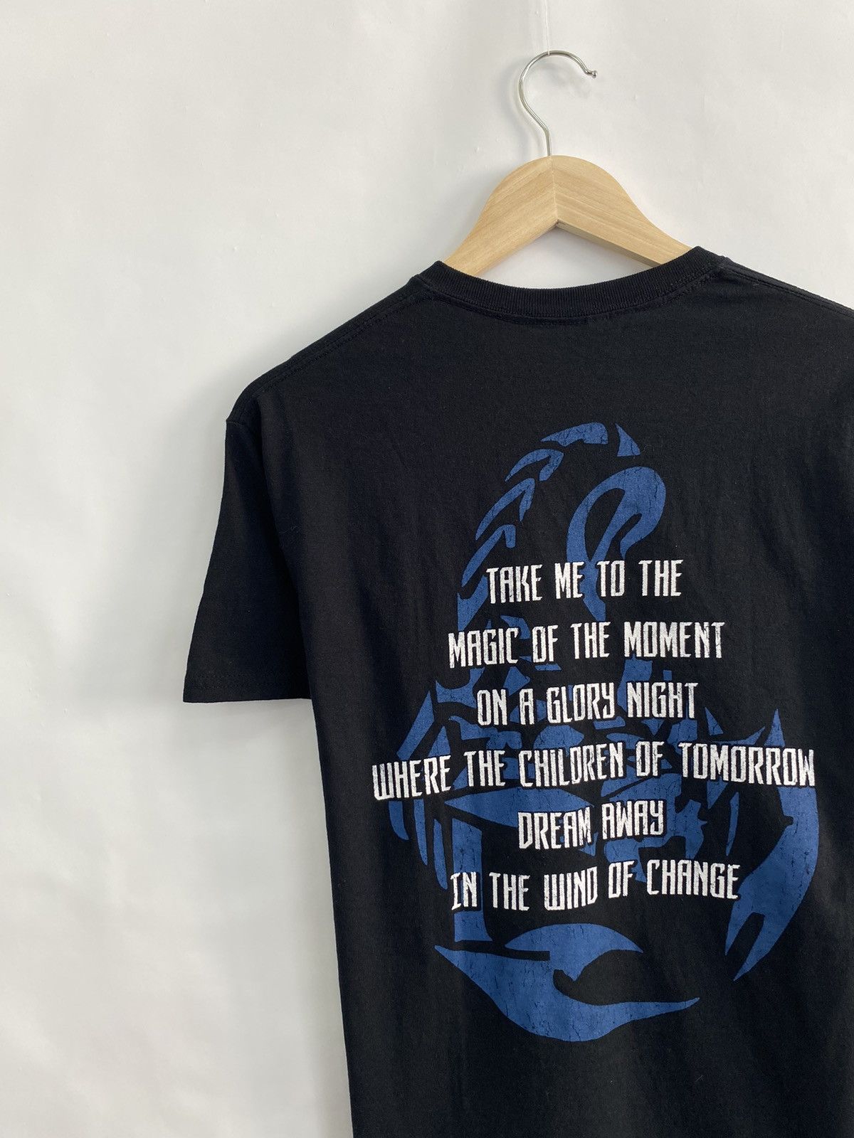 Gildan 🇩🇪 Vintage Scorpions Wind Of Change T-Shirt Rare Retro Y2K Size US M / EU 48-50 / 2 - 7 Thumbnail