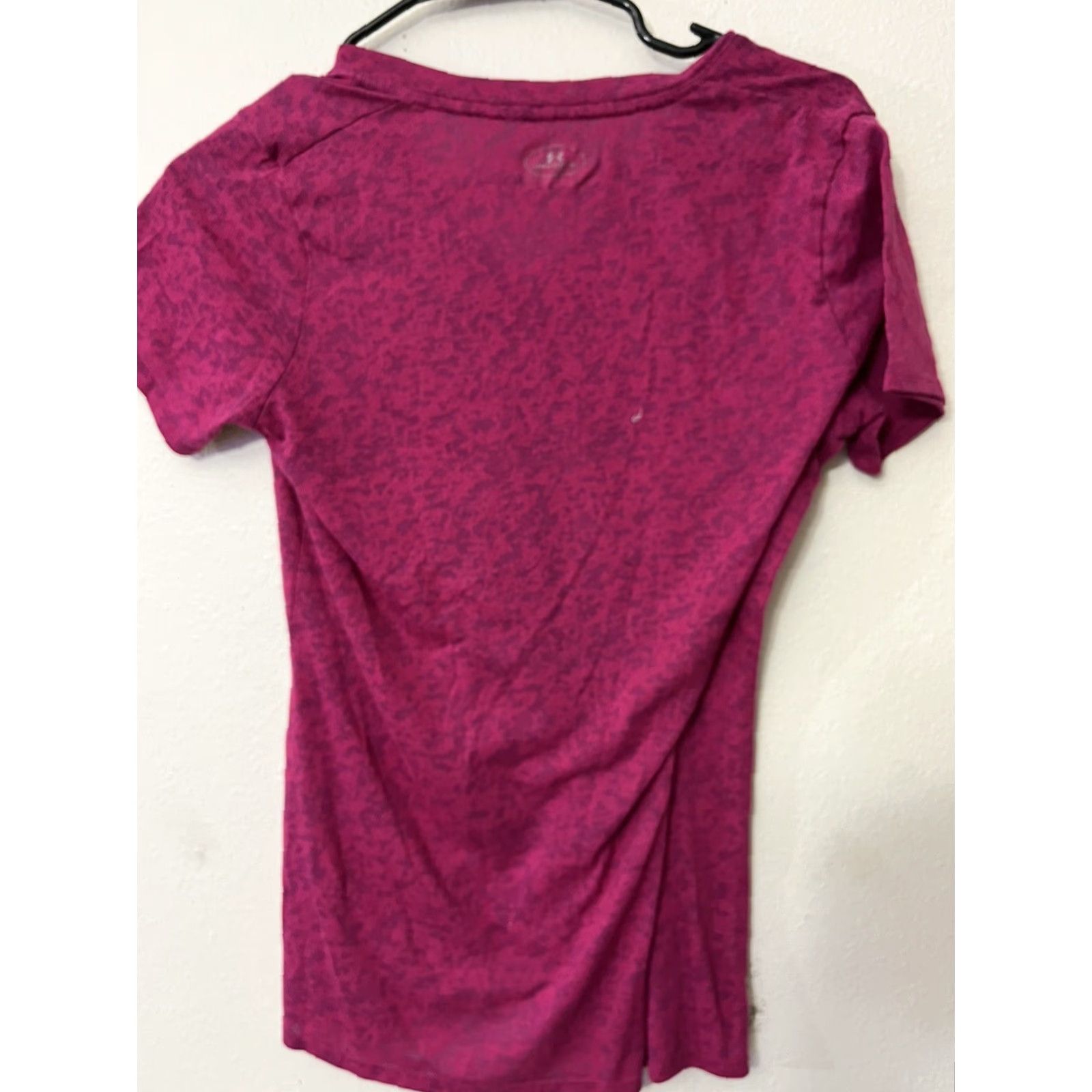 Under Armour Under Armour Womens Semi Fitted Heatgear M Pink Short Sleeve V Neck Size 32" / US 10 / IT 46 - 2 Thumbnail