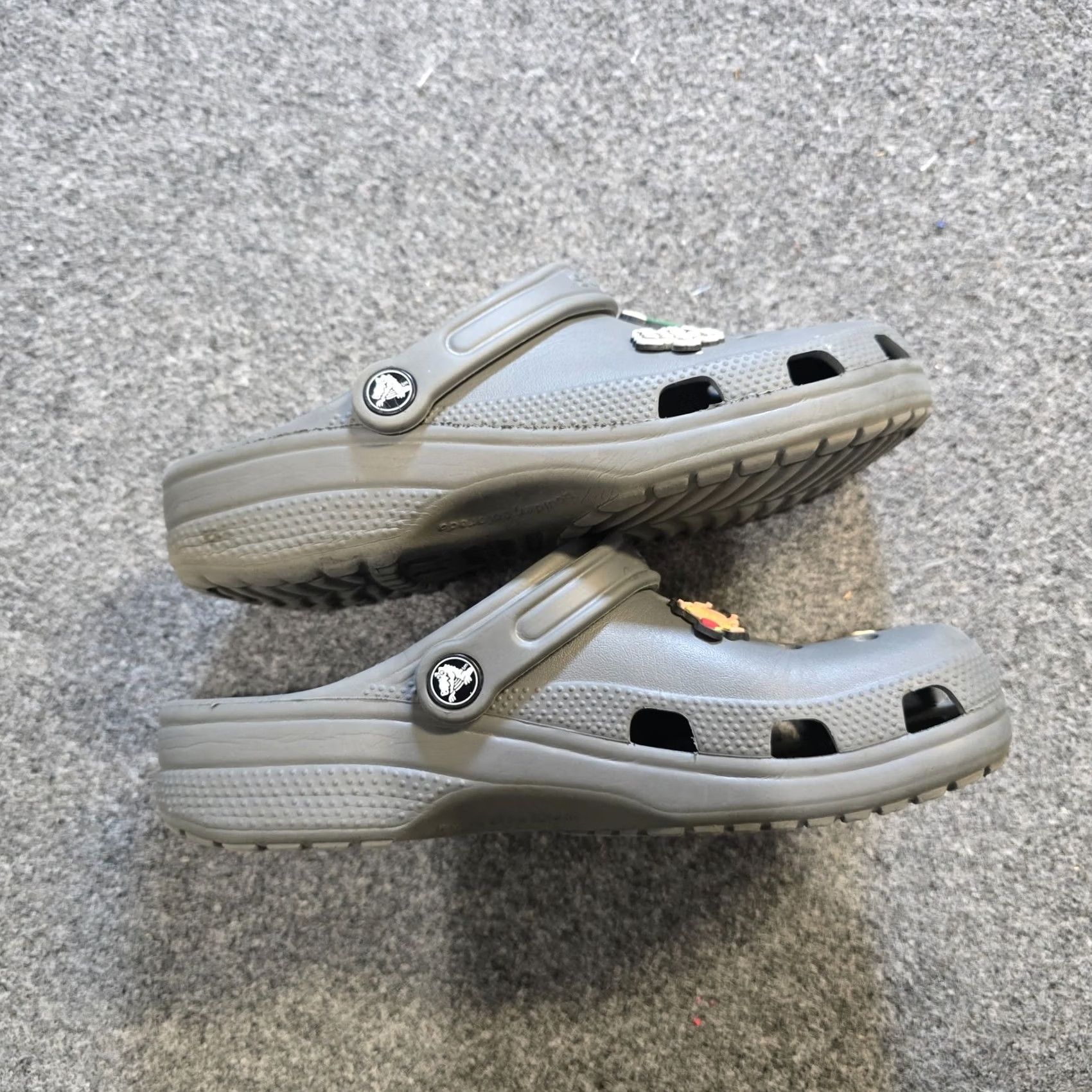 Crocs Crocs Men Casual Clog Size 8 Gray Comfort Slip On Unisex Croslite Heel Strap Jibbit Pattern Solid Shoes Size US 8 / EU 41 - 5 Thumbnail