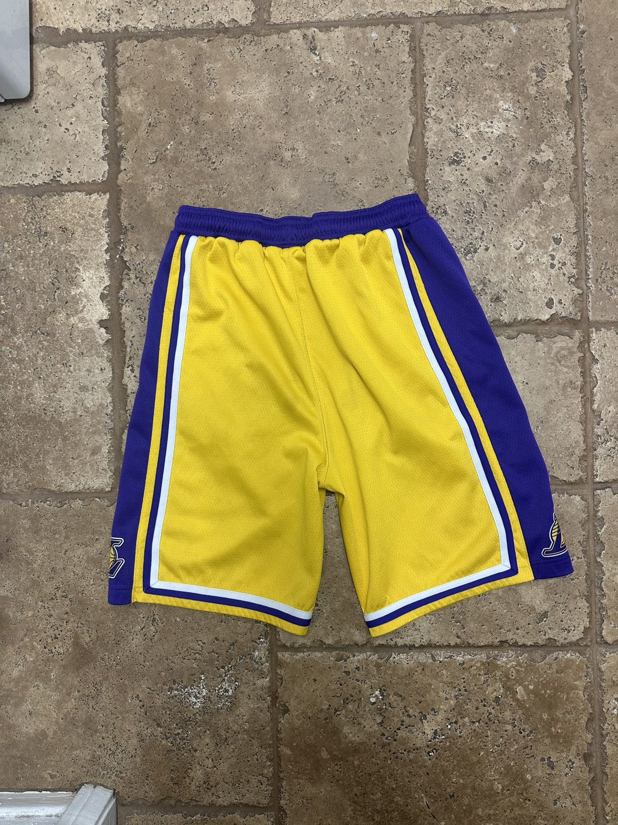 NBA × Nike Nike NBA Los Angeles Lakers Mesh Basketball Shorts Size XL Size US 34 / EU 50 - 5 Thumbnail