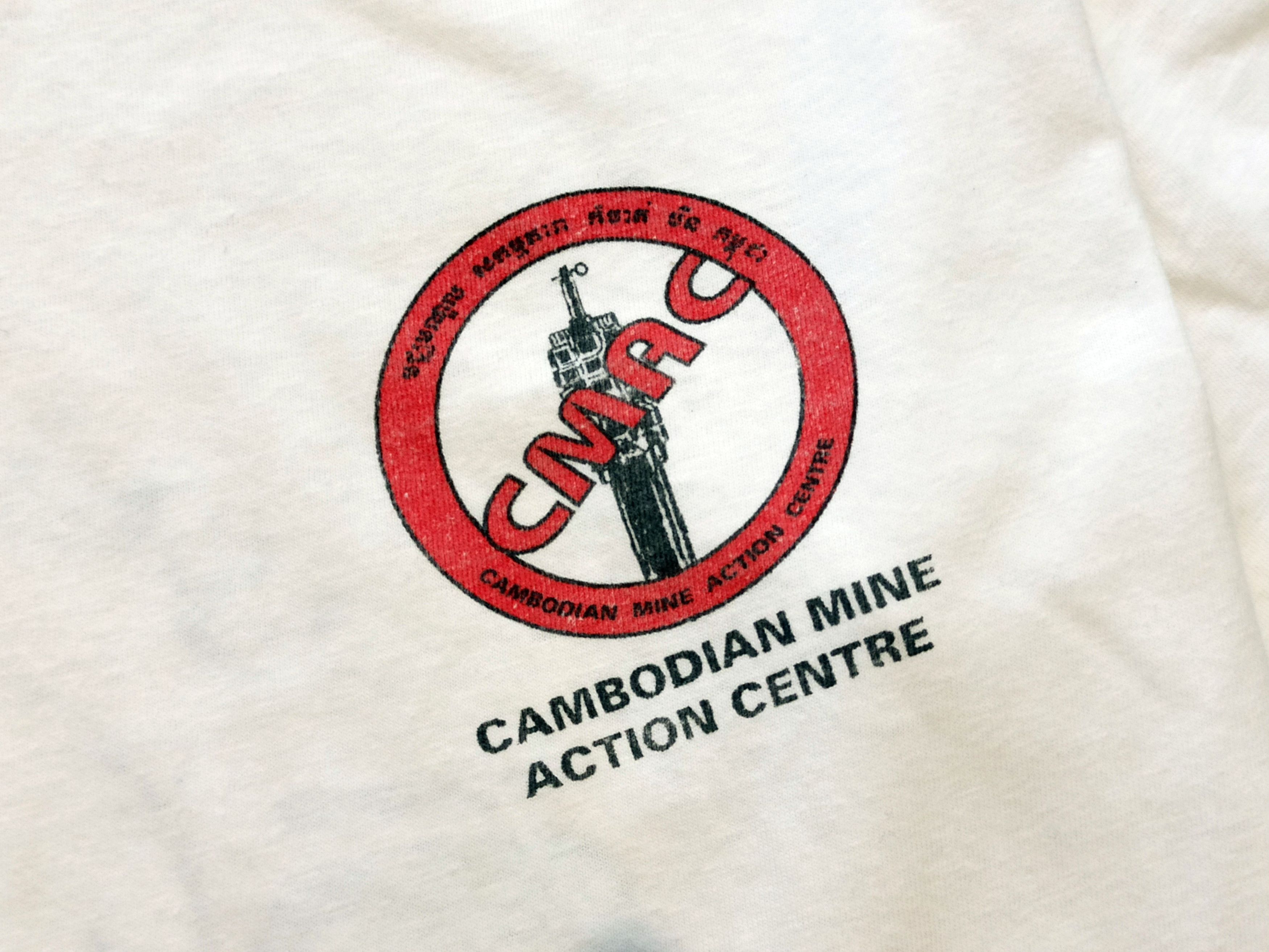 Vintage Danger! Mines! Cambodia 1995 rare vintage T-Shirt Size US L / EU 52-54 / 3 - 4 Thumbnail