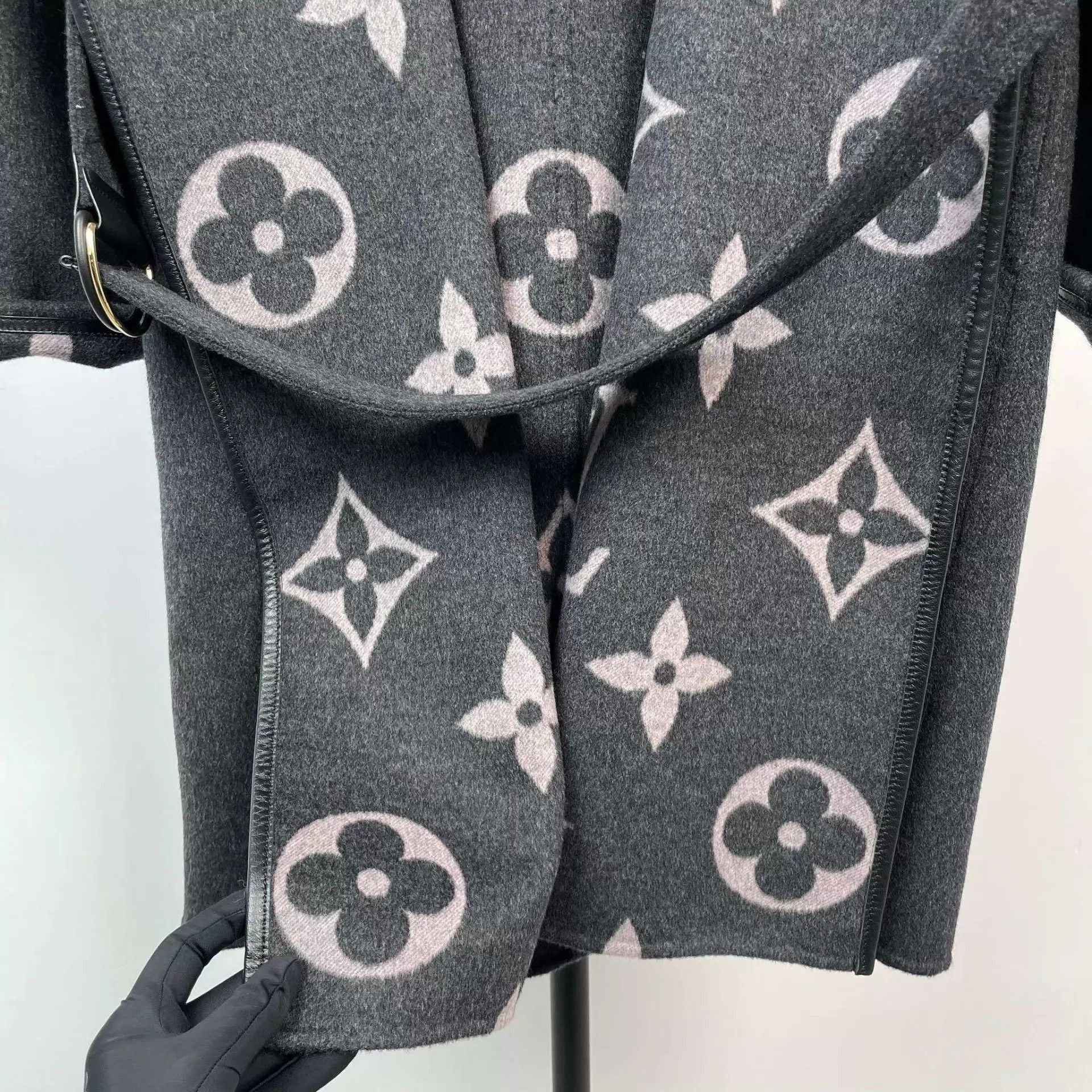 Louis Vuitton LV robe coat EU 36 Gray Size XS / US 0-2 / IT 36-38 - 4 Thumbnail