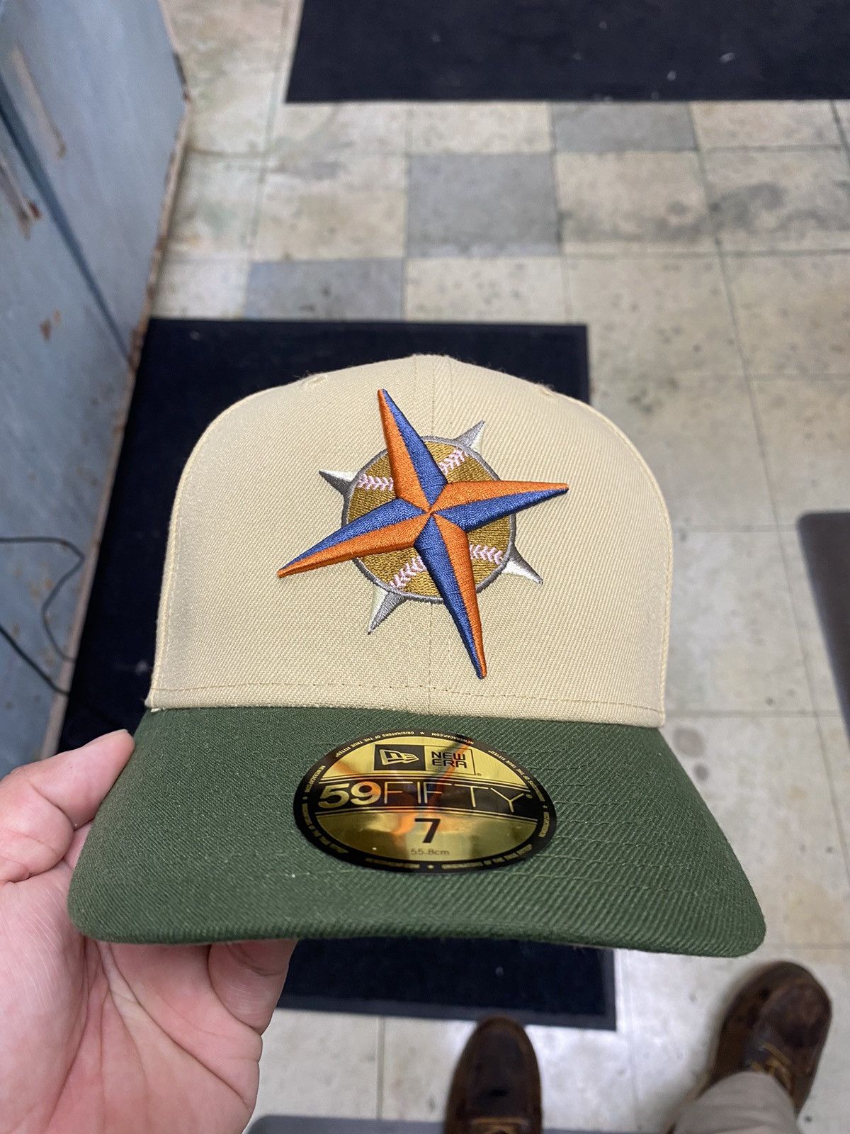 image of Hat Club x Mlb Justfitteds Seattle Mariners Worlds Fair Exclusive Size 7 in Vegas Gold, Men's