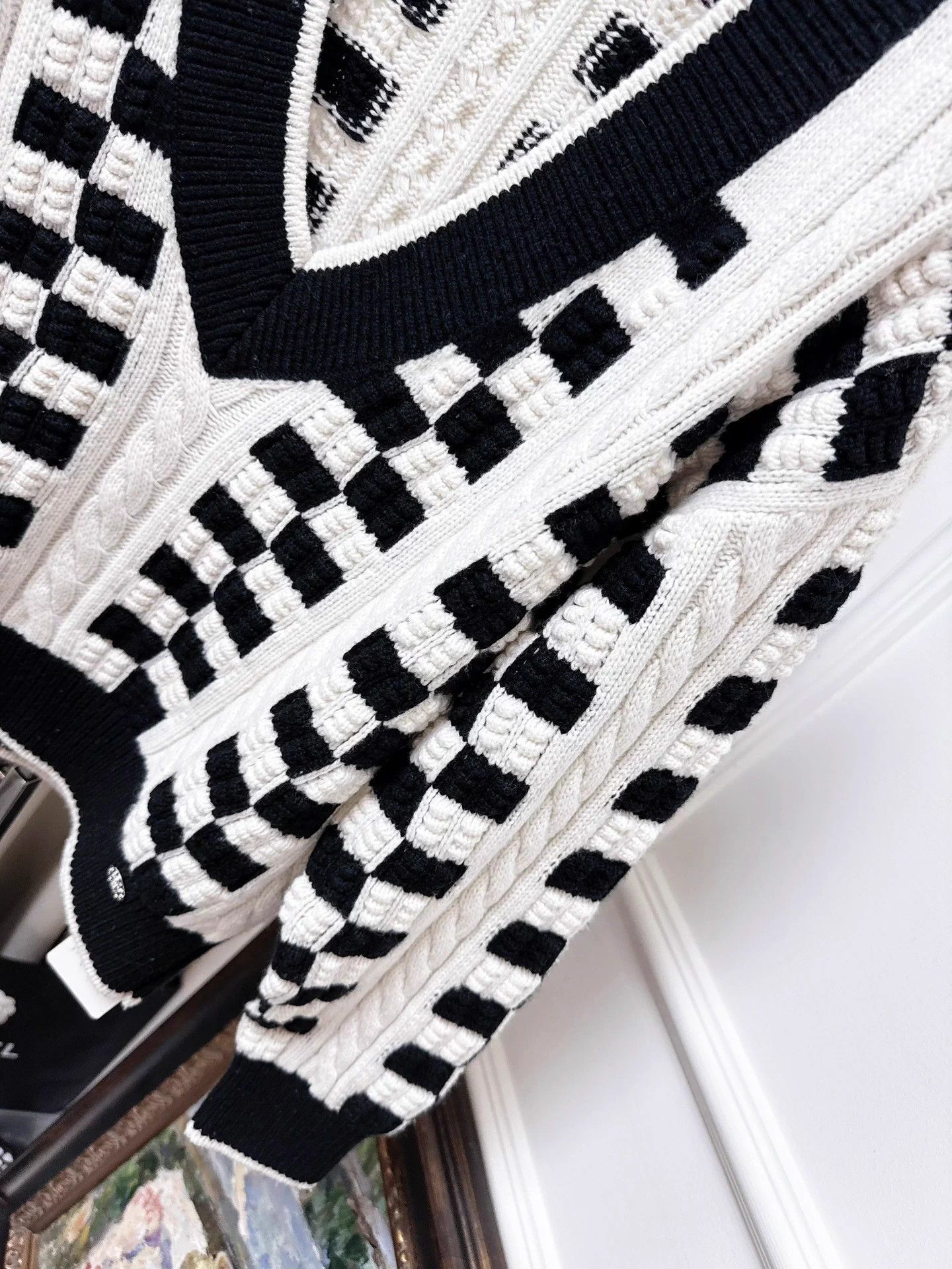 Chanel Chanel 23C B&W V-neck Mosaic Racing Check Pullover 36 Size XS / US 0-2 / IT 36-38 - 9 Thumbnail