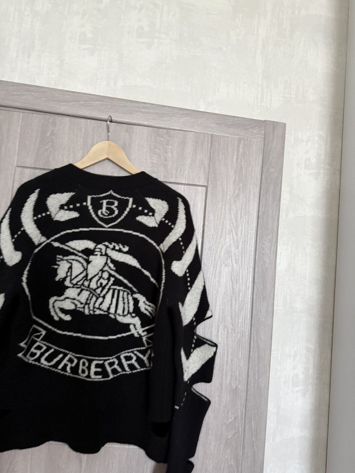 Burberry Burberry Merino Wool Cashmere Logo Intarsia Cut Out Sweater Size S / US 4 / IT 40 - 6 Thumbnail