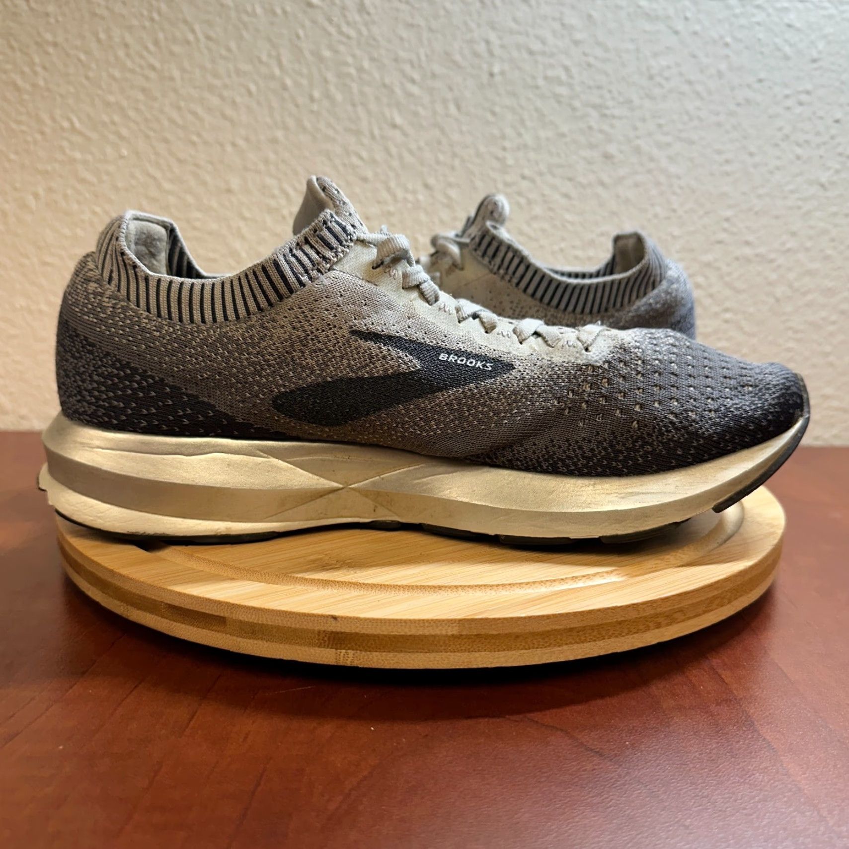 Brooks Brooks Levitate 2 Shoes Womens 9.5 Grey Lace Up Low Top Running Sneakers Size M / US 6-8 / IT 42-44 - 7 Thumbnail