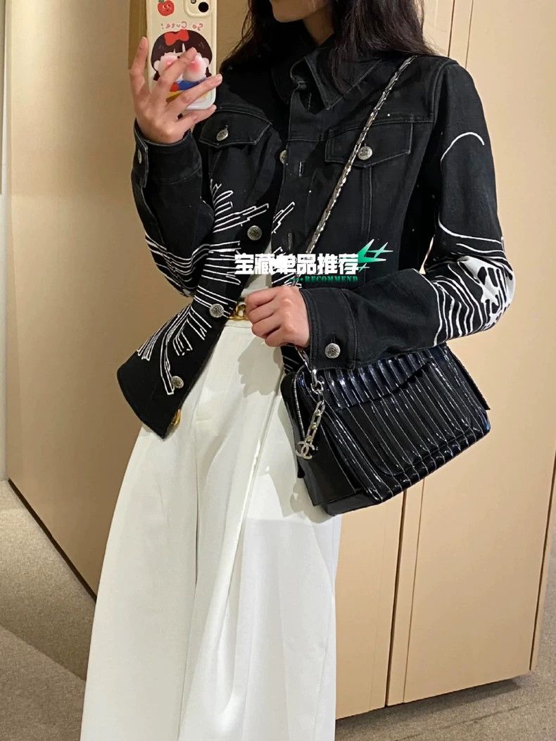 Chanel 22C sunflower graffiti to make old denim jackets