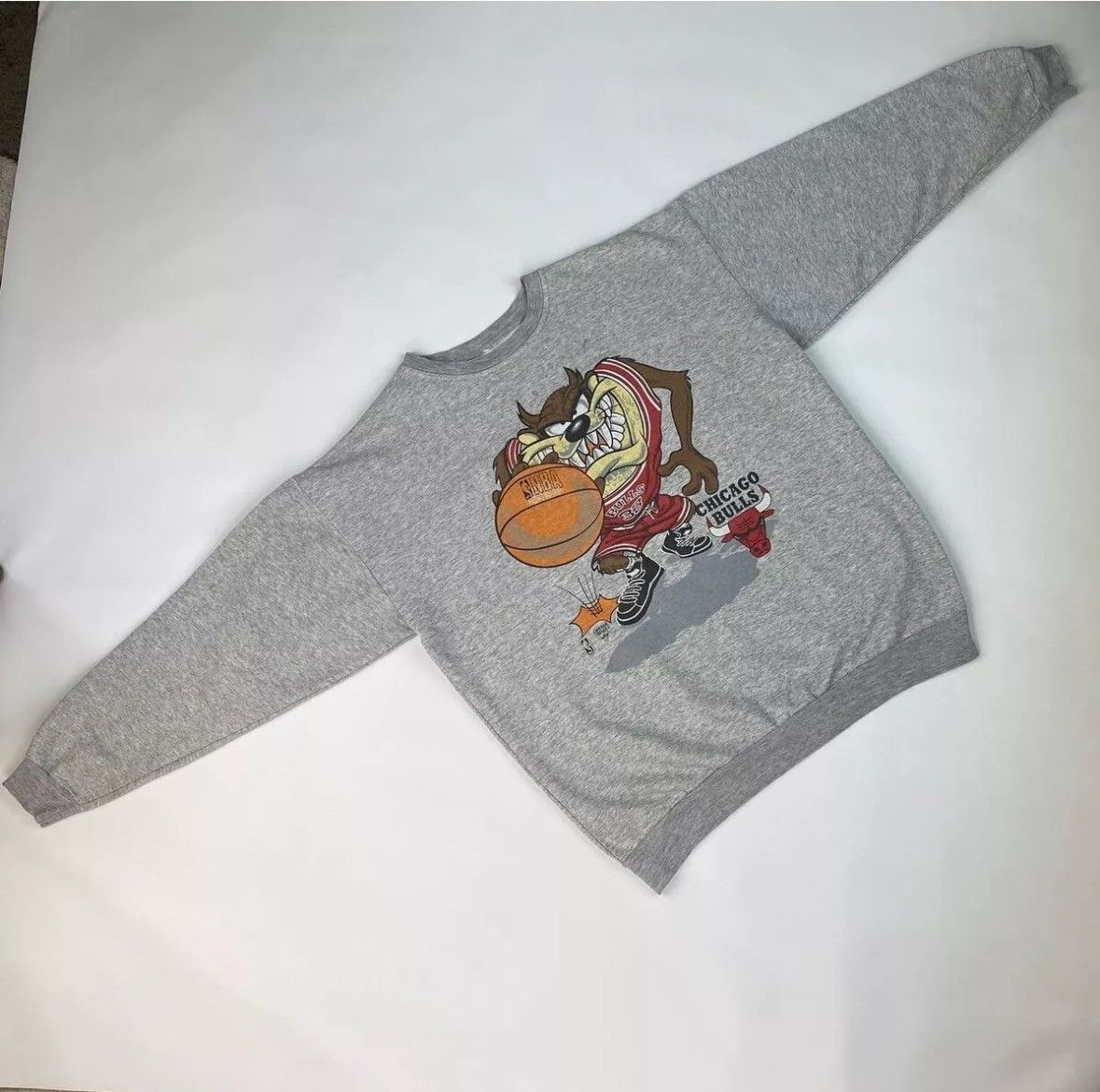 NBA × Warner Bros Vintage Sweatshirt Chicago Bulls Looney Tunes Gray Taz Size US L / EU 52-54 / 3 - 9 Thumbnail