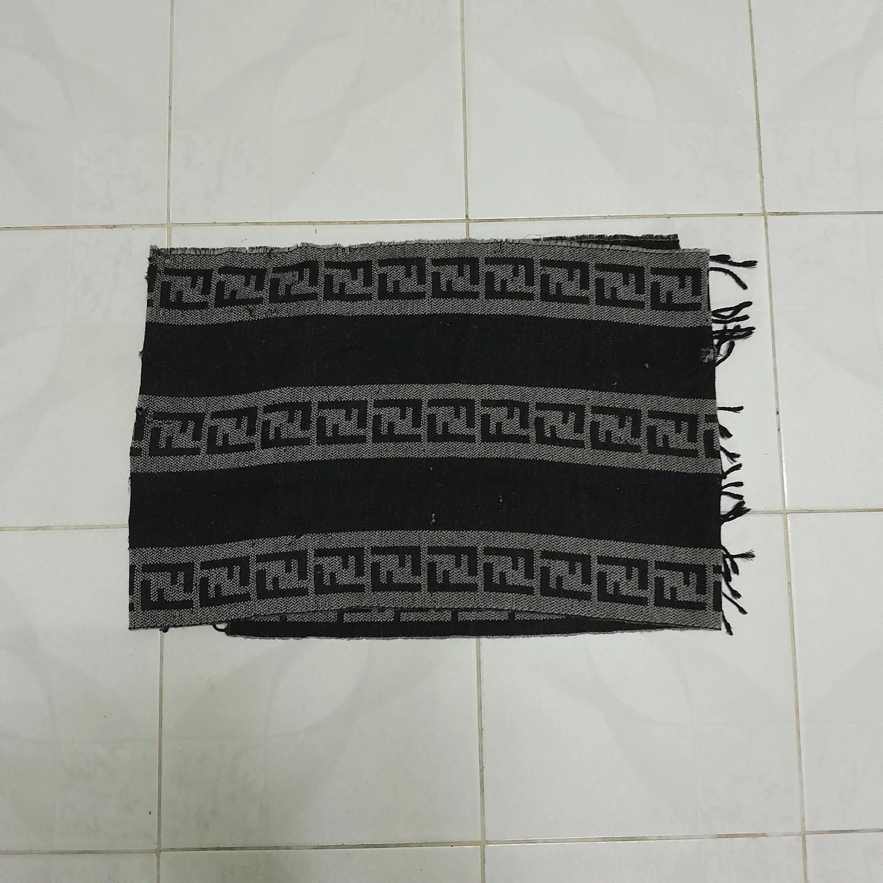 Fendi 💥FINAL DROP💥DISTRESSED VERY WORN FENDI UNISEX WOOL SCARVES Size ONE SIZE - 3 Thumbnail