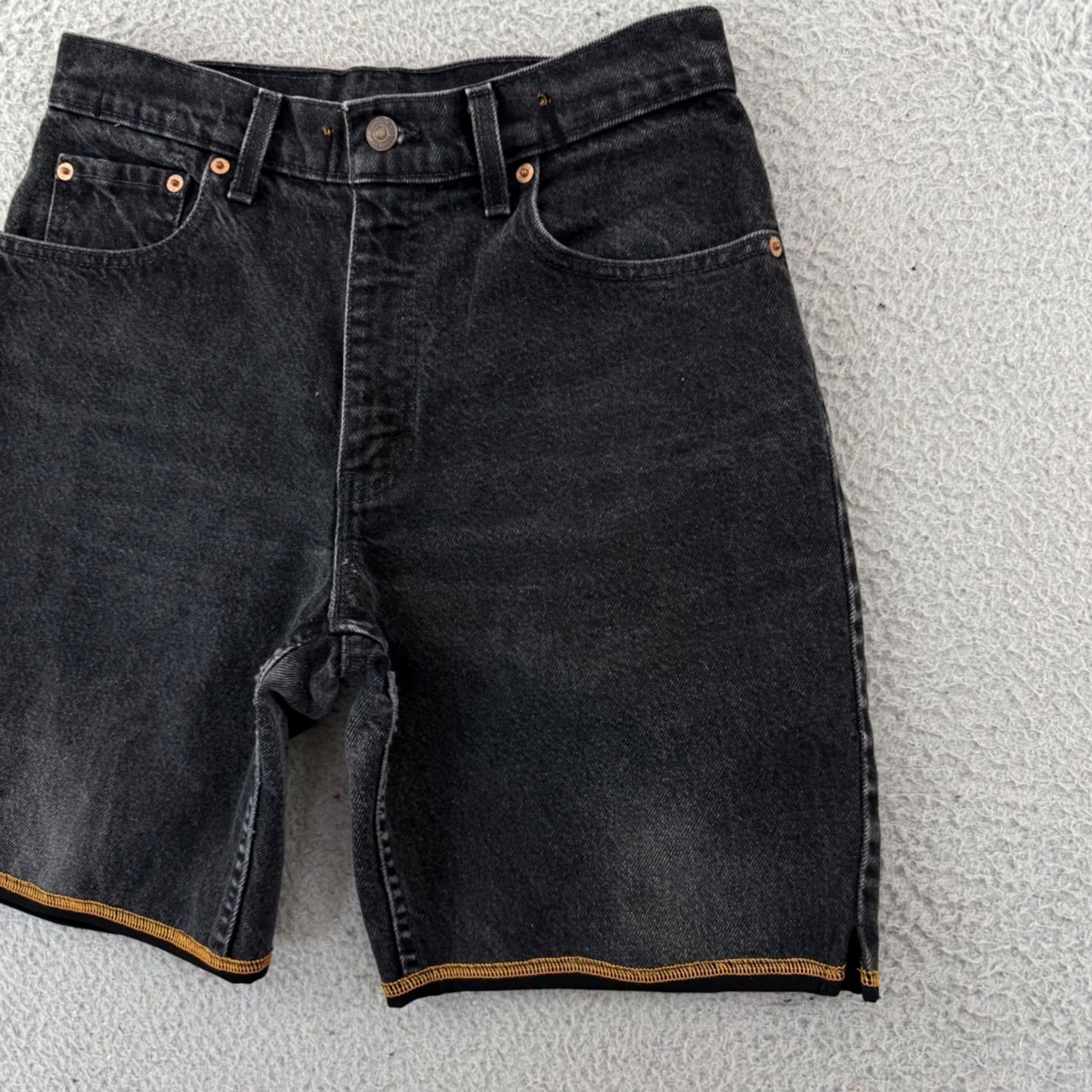 Levi's VINTAGE Levi's 550 Jean Shorts Womens 9 Black Relaxed Baggy 90s Loose Biker 8" Jeans Shorts 29 in Waist Mens Girls Womens Size 30" / US 8 / IT 44 - 2 Thumbnail