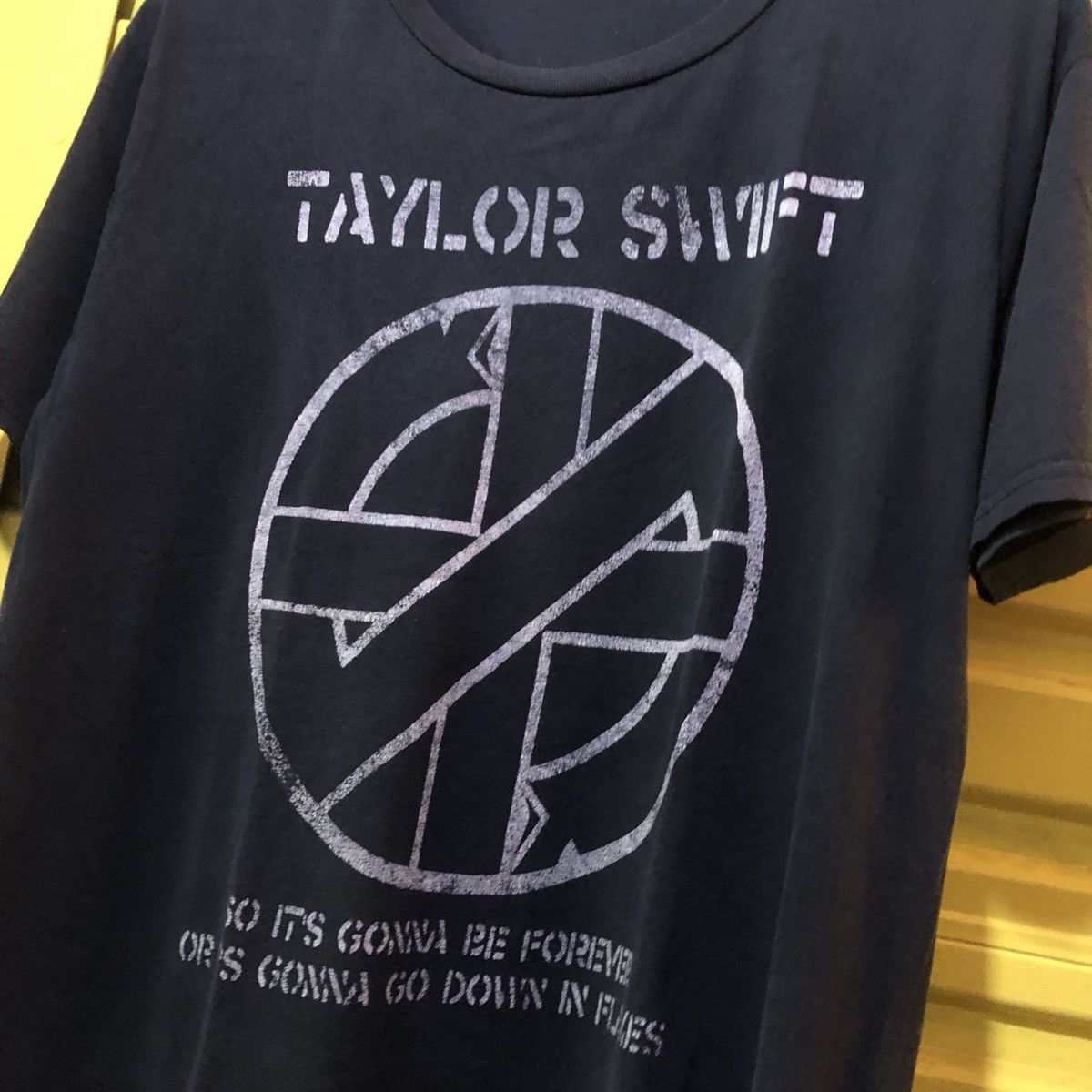 Band Tees Taylor Swift Crass rip off band tee Size US M / EU 48-50 / 2 - 2 Thumbnail