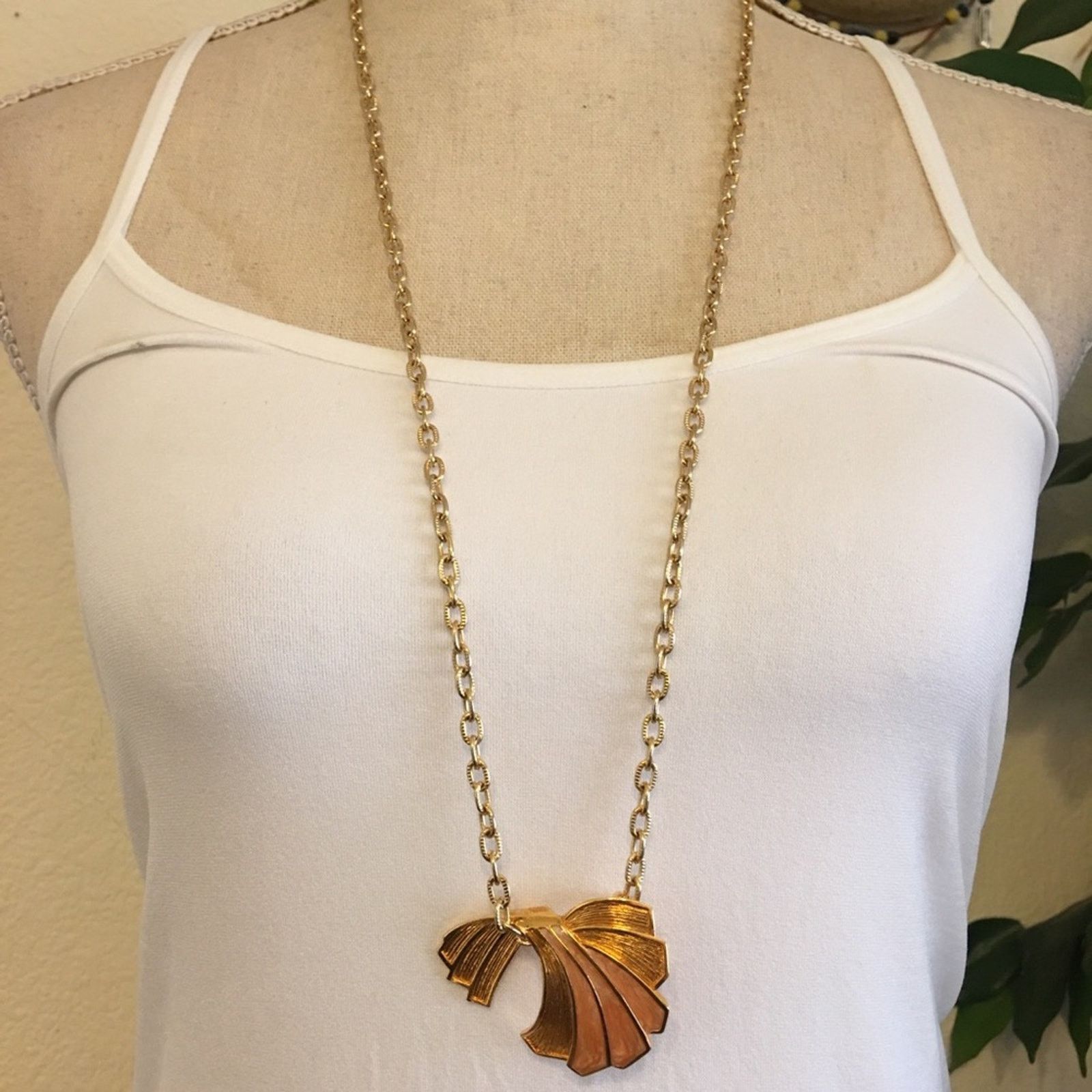 Vintage Vintage Avon enamel fan pendant gold link chain Size ONE SIZE - 1 Thumbnail