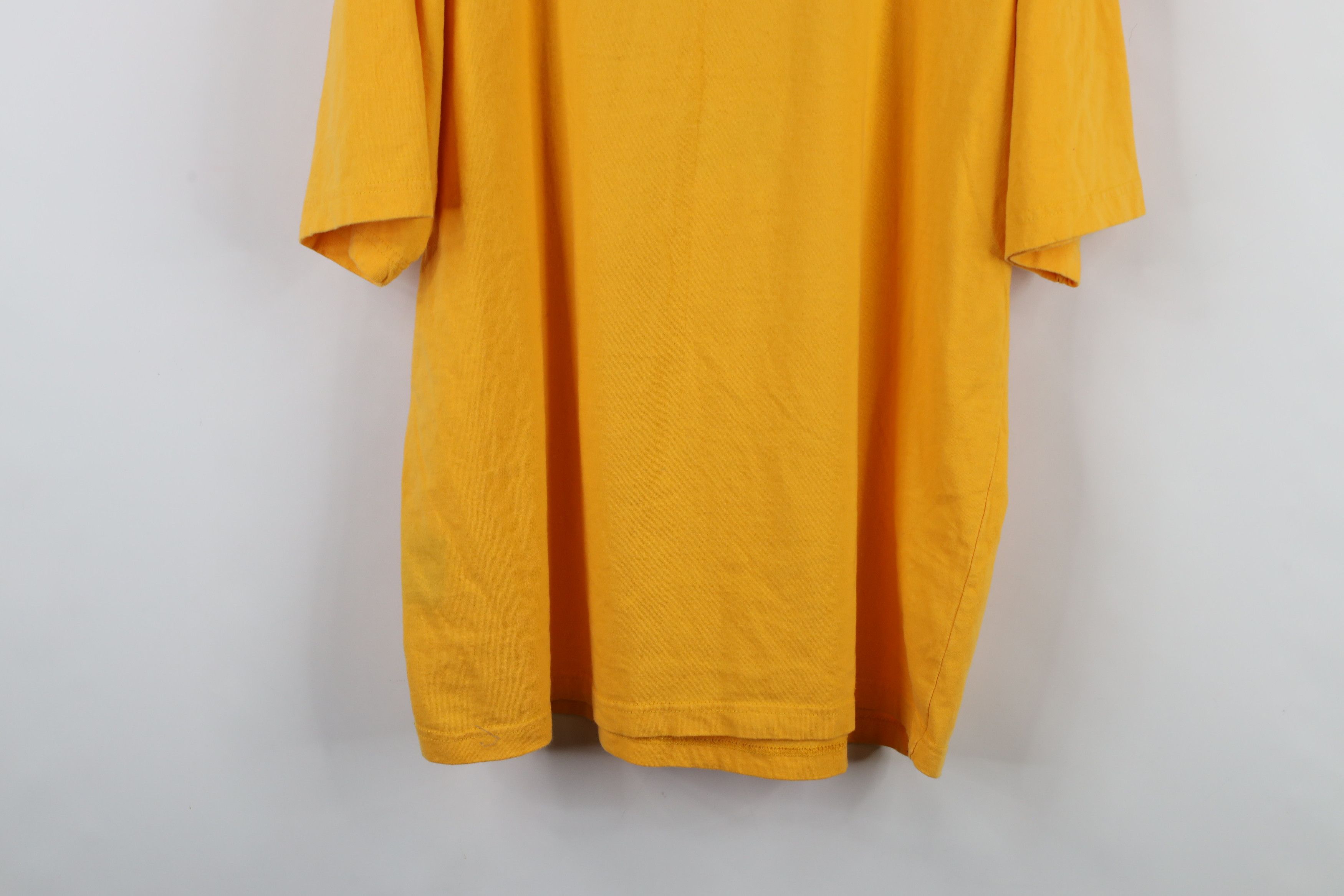 Vintage Vintage Y2K 2005 University of Michigan Football T-Shirt Size US L / EU 52-54 / 3 - 11 Thumbnail