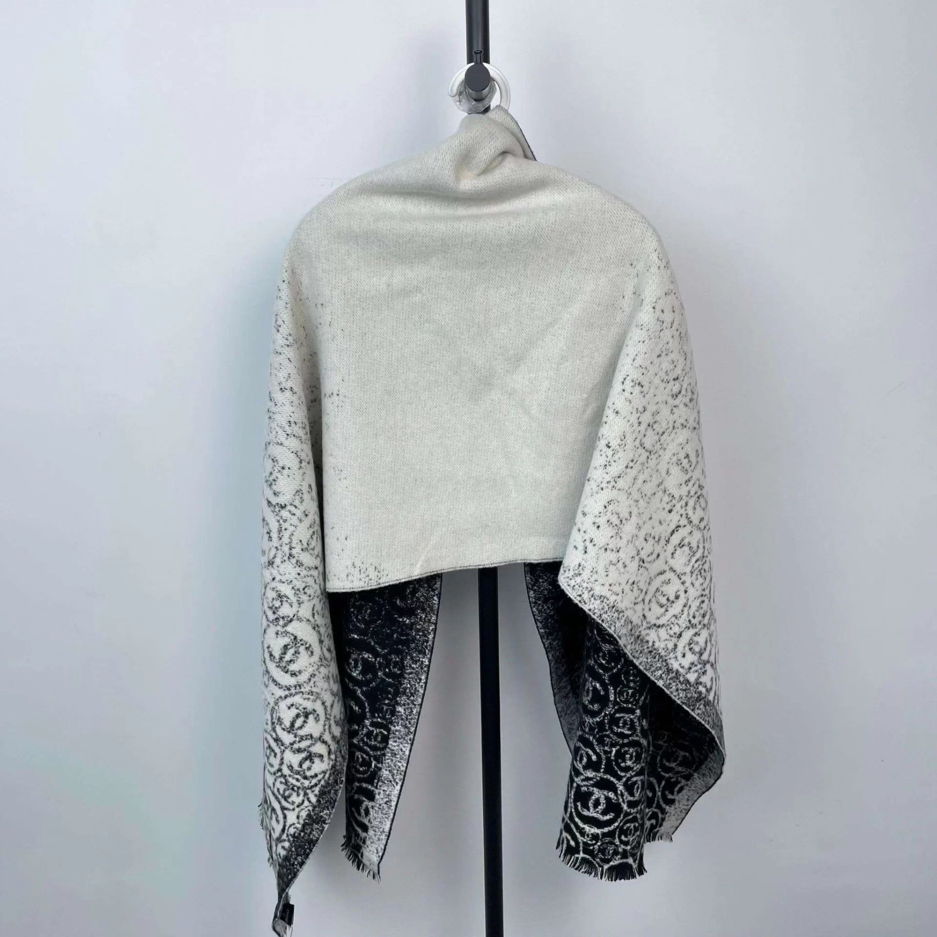 Chanel Chanel 200/70 cashmere scarf black white full print logo Size ONE SIZE - 2 Thumbnail