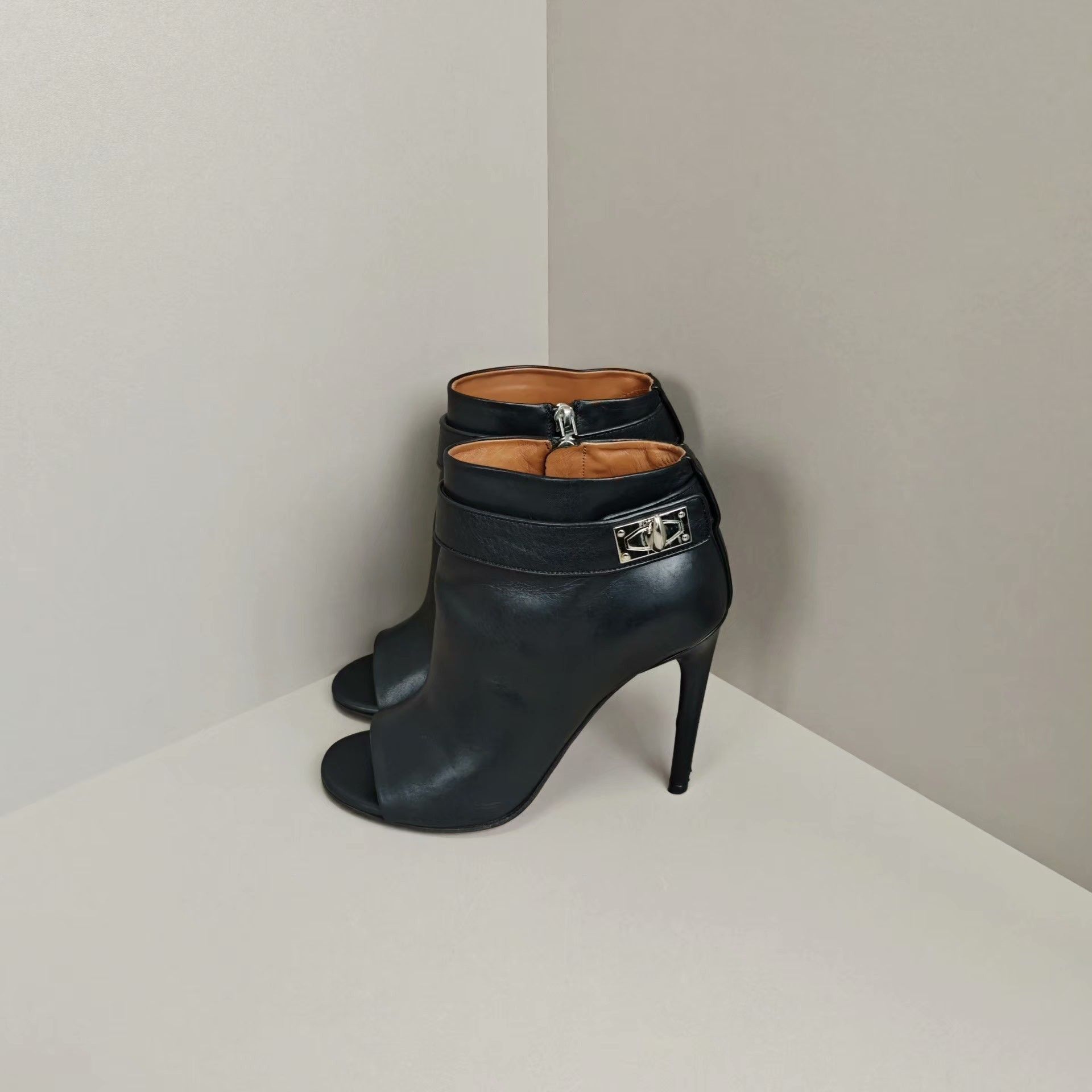 Givenchy Givenchy Boots us_7 Women Size US 7 / IT 37 - 1 Thumbnail