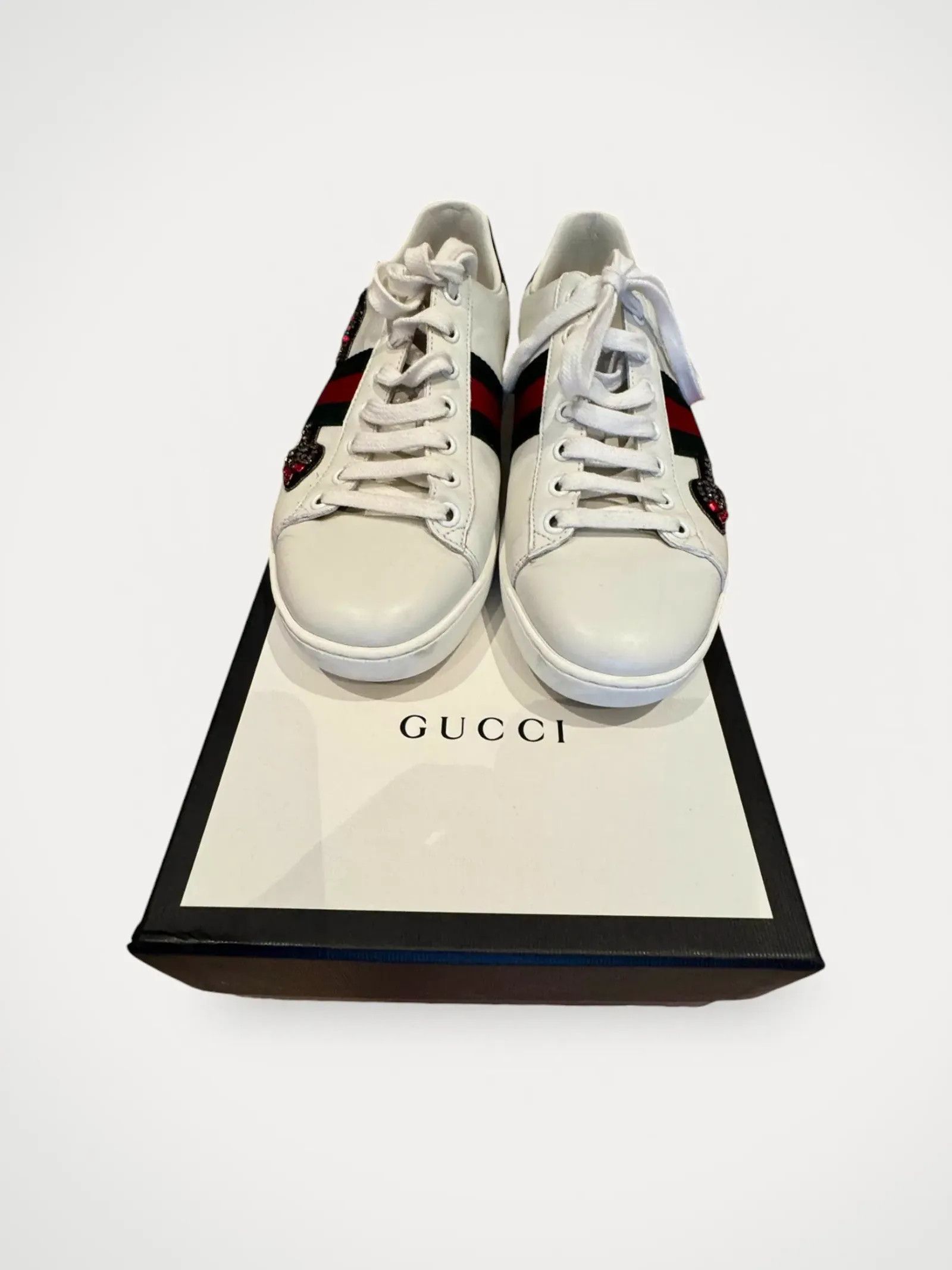 スニーカー GUCCI SNEAKERS WITH GG CROSS DETAIL IN SUEDE LEATHER Gucci Sneakers With GG Cross Detail In Suede Leather – LOZURI®