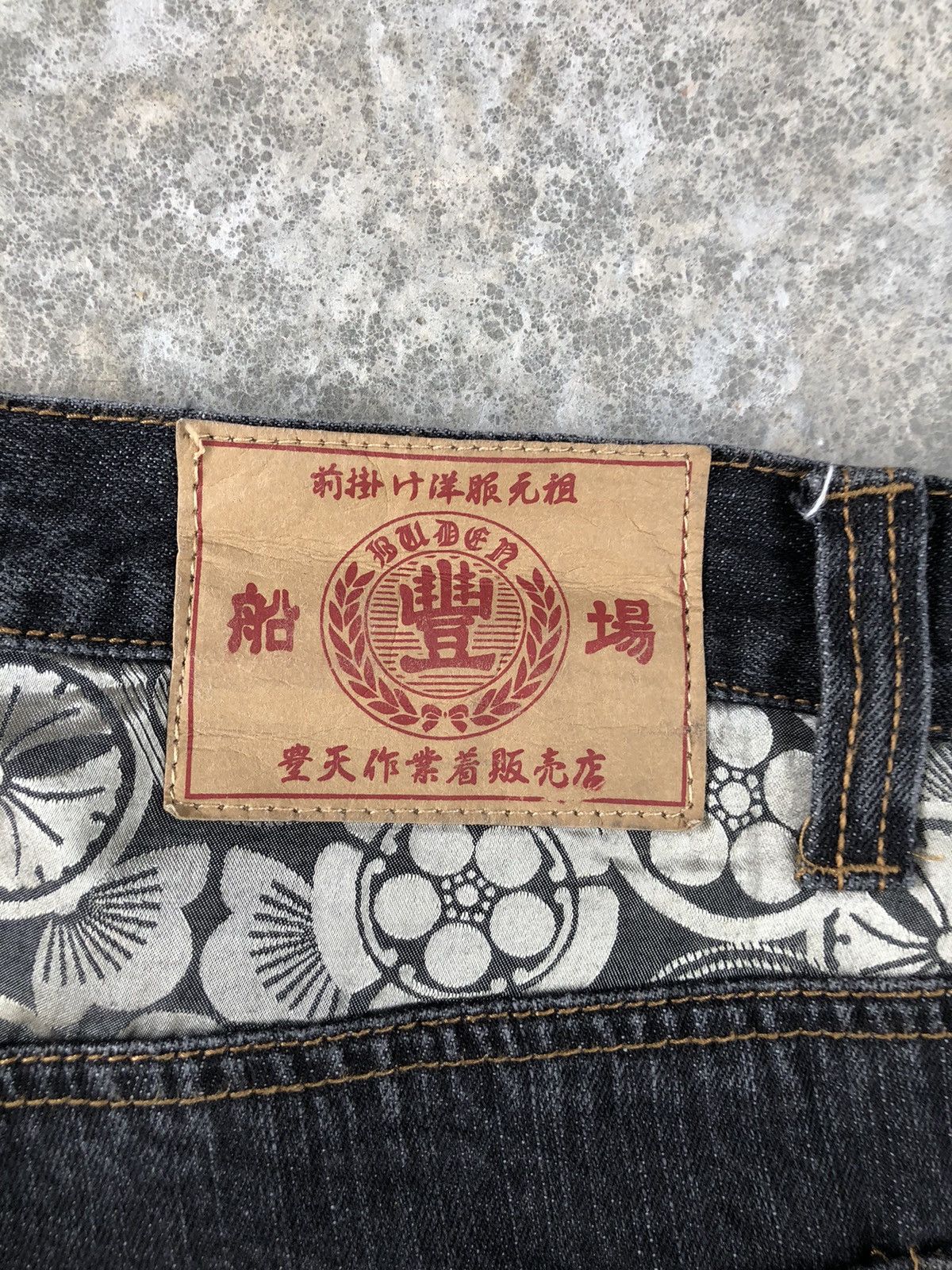 Japanese Brand Japanese Fish Koi Embroidered Jeans Distressed Multipocket Size US 33 - 16 Thumbnail
