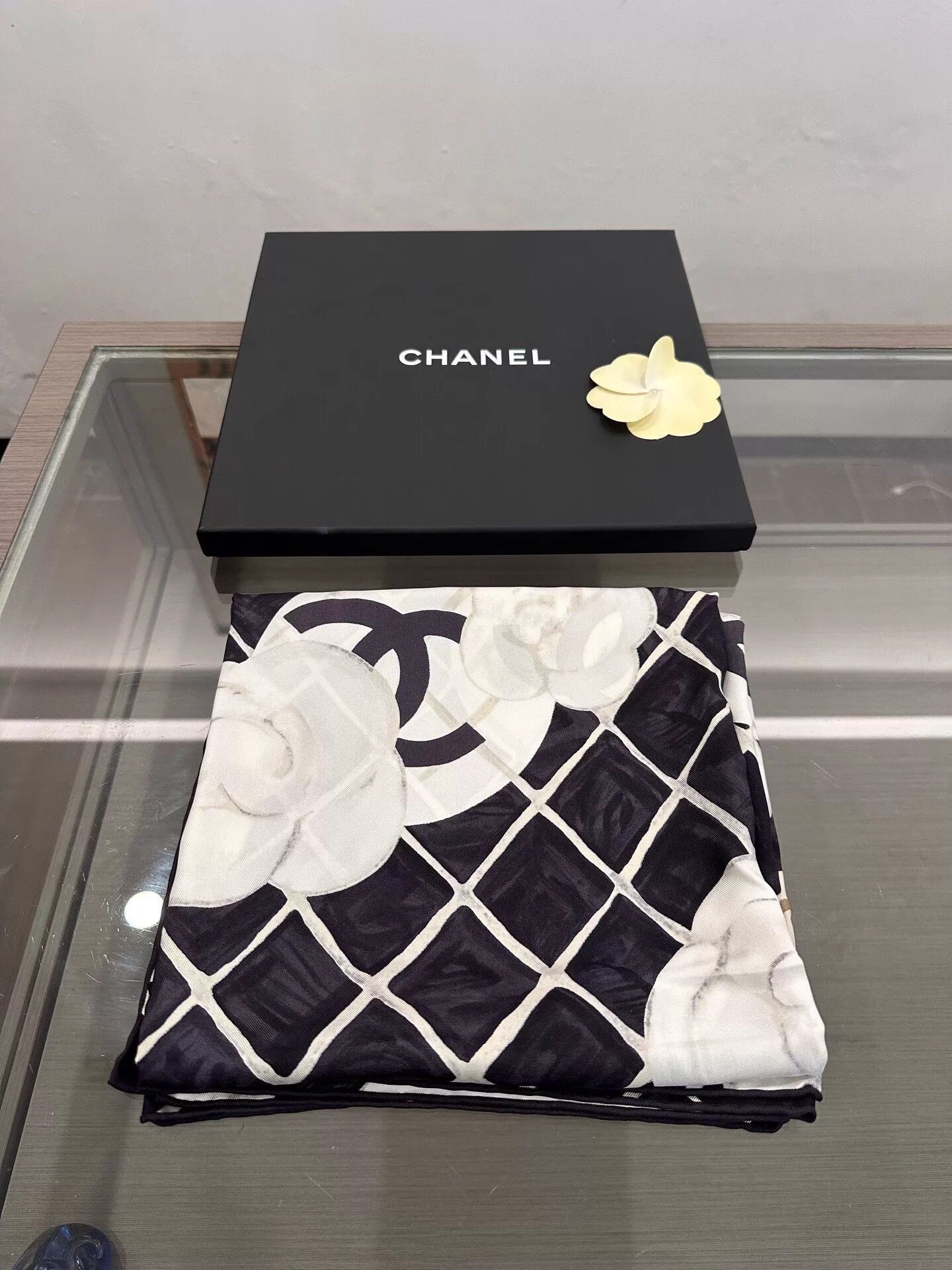 Chanel Chanel Camellia CC print silk scarf black white new Size ONE SIZE - 2 Thumbnail