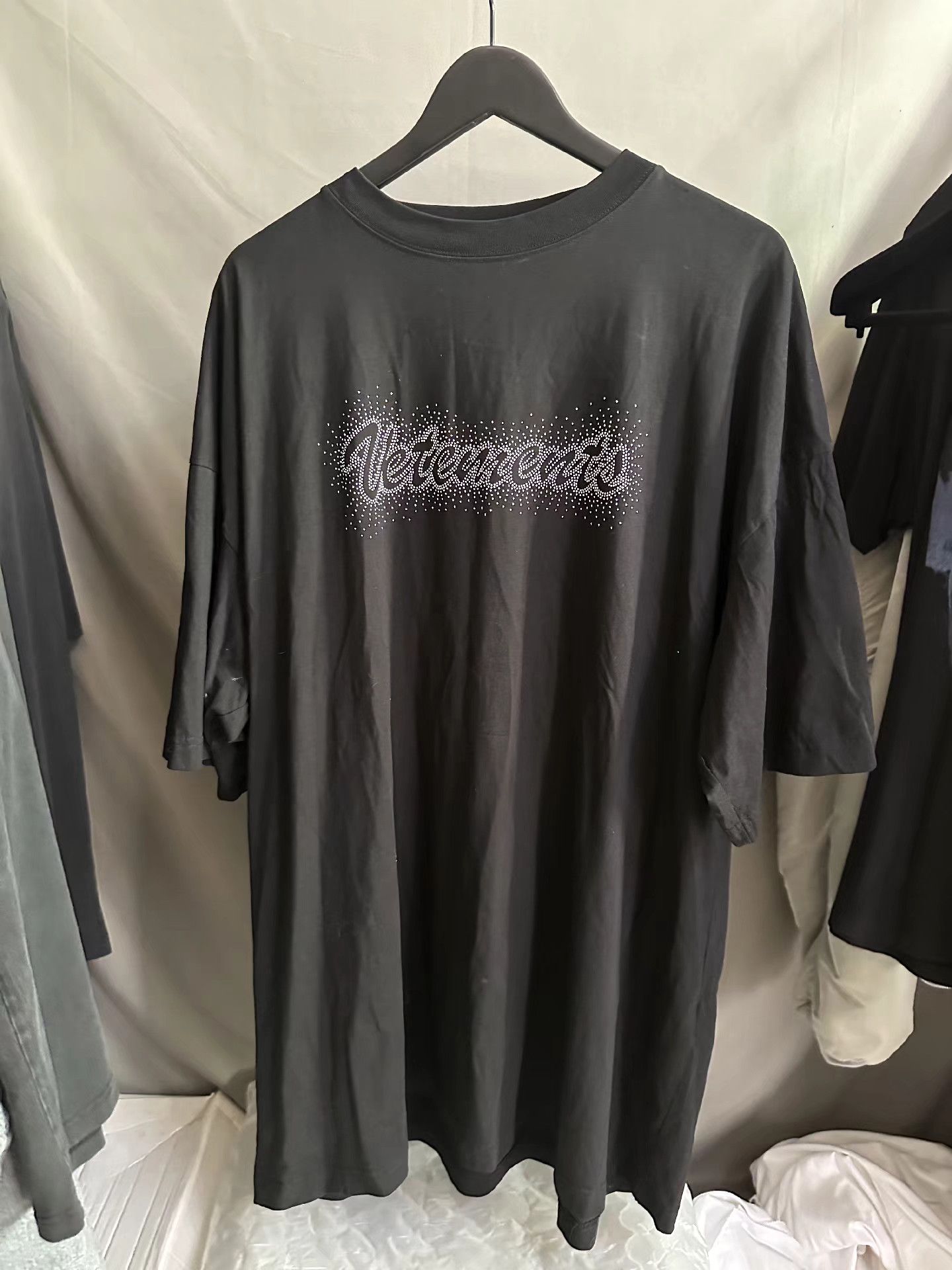 Vetements Vetements Logo Rhinestone T-shirt Size US S / EU 44-46 / 1 - 1 Thumbnail