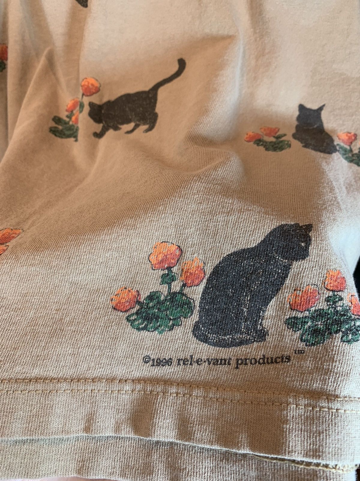 Vintage *RARE* Vintage 90s Cat Flowers Art AOP Single Stitch T-Shirt Size US L / EU 52-54 / 3 - 6 Thumbnail
