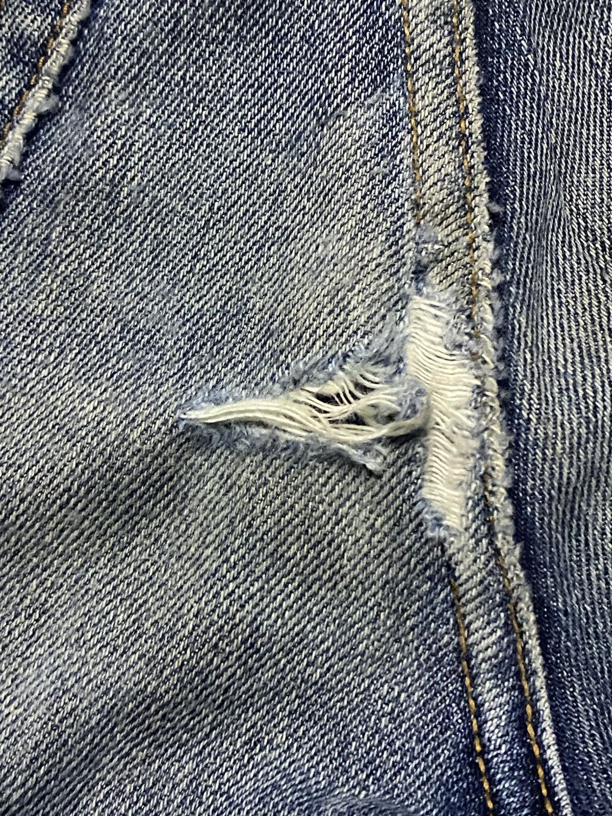 Japanese Brand Vintage Japanese Uniqlo Blue Faded Wash Distressed Jeans Size US 31 - 11 Thumbnail