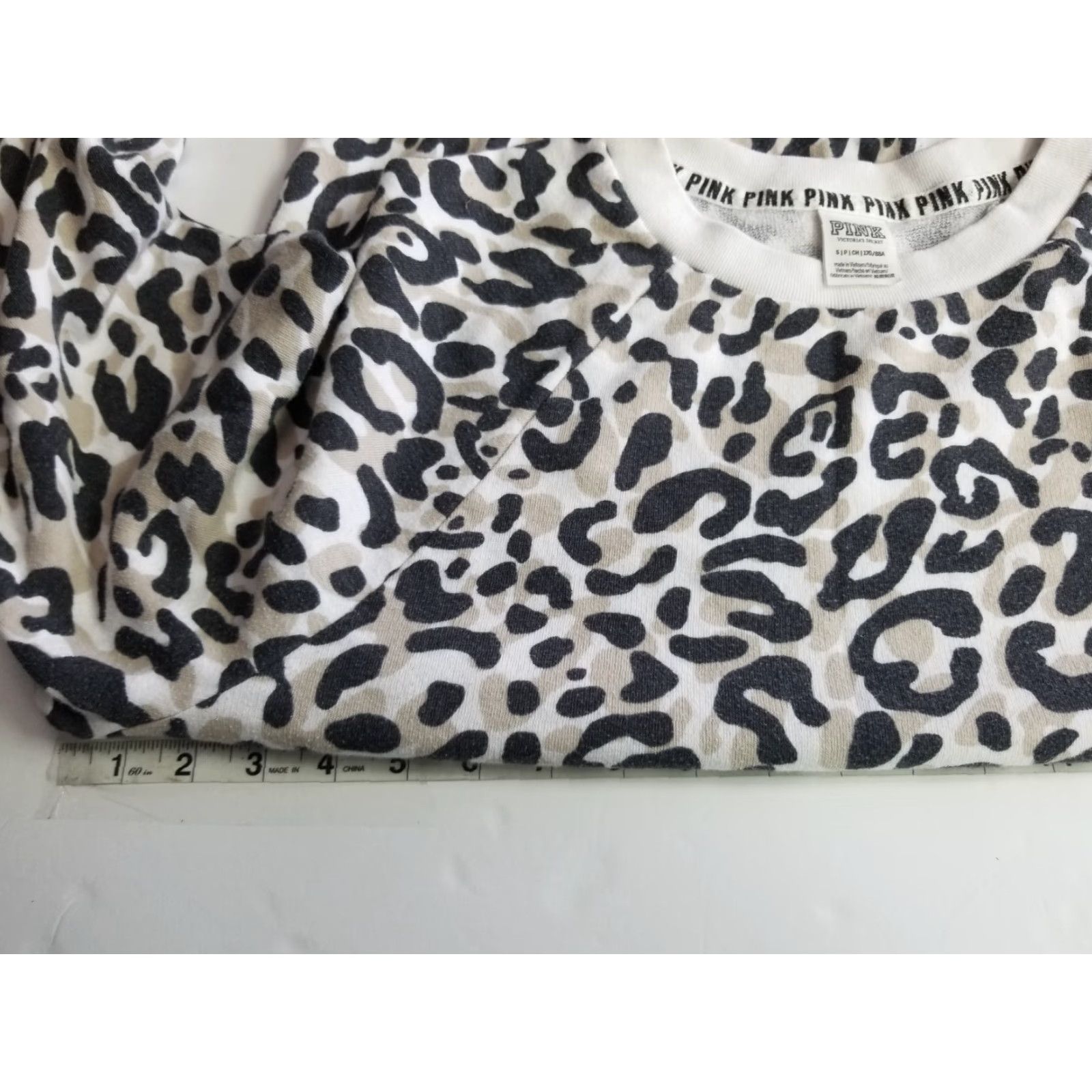 Victoria's Secret Victoria's Secret PINK Cheetah Print Sweater Womens Small Pullover Crewneck Sweatshirt Gray Cotton Blend Activewear Size S / US 4 / IT 40 - 3 Thumbnail