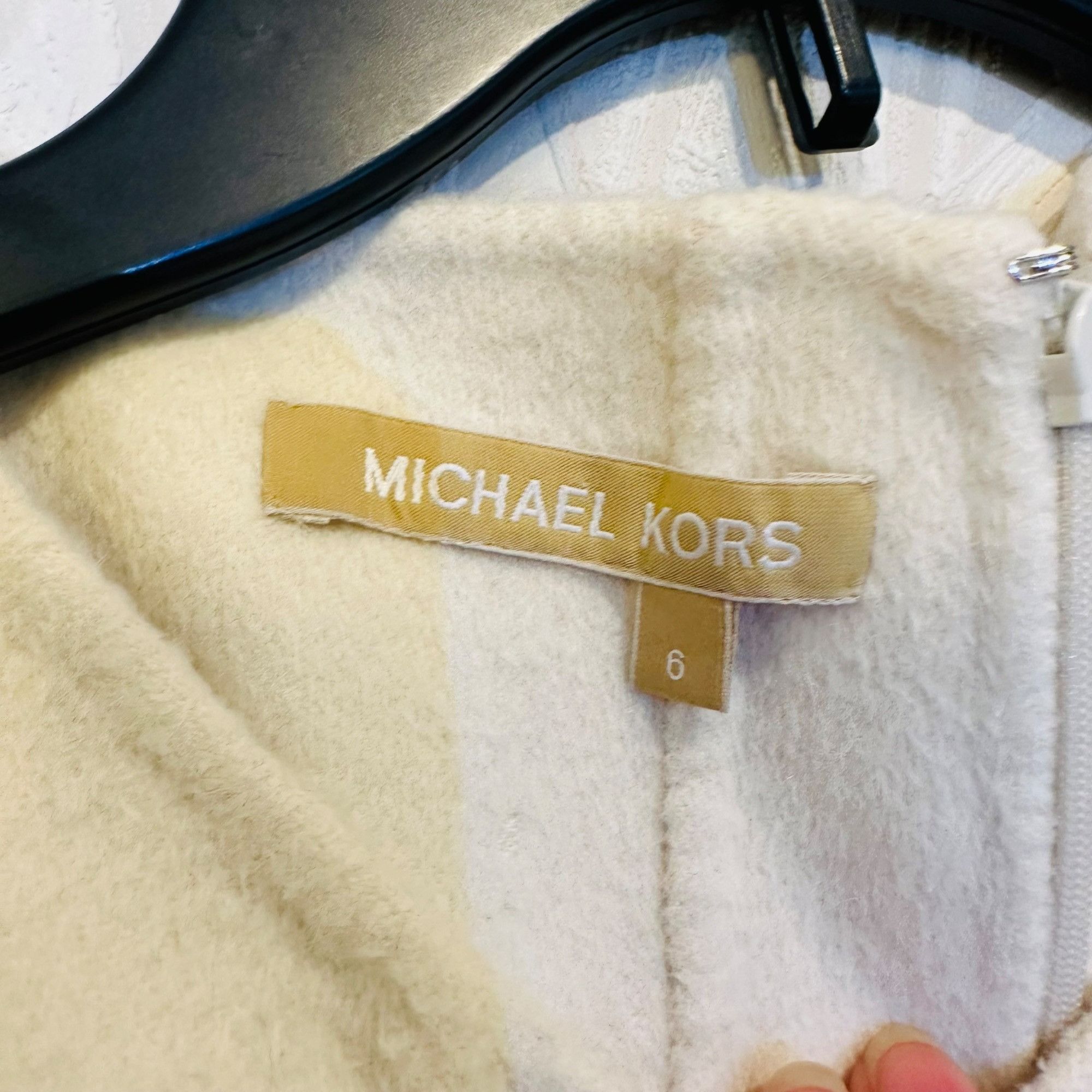 Michael Kors ✨Michael Kors Size 6 Wool & Angora Blend White Sleeveless Sh Size M / US 6-8 / IT 42-44 - 3 Thumbnail