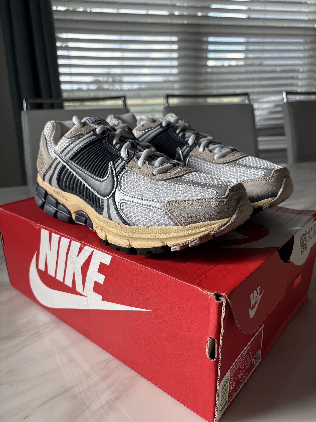 Nike Nike Zoom Vomero 5 Thunder Blue Cream Size US 8 / EU 41 - 1 Thumbnail