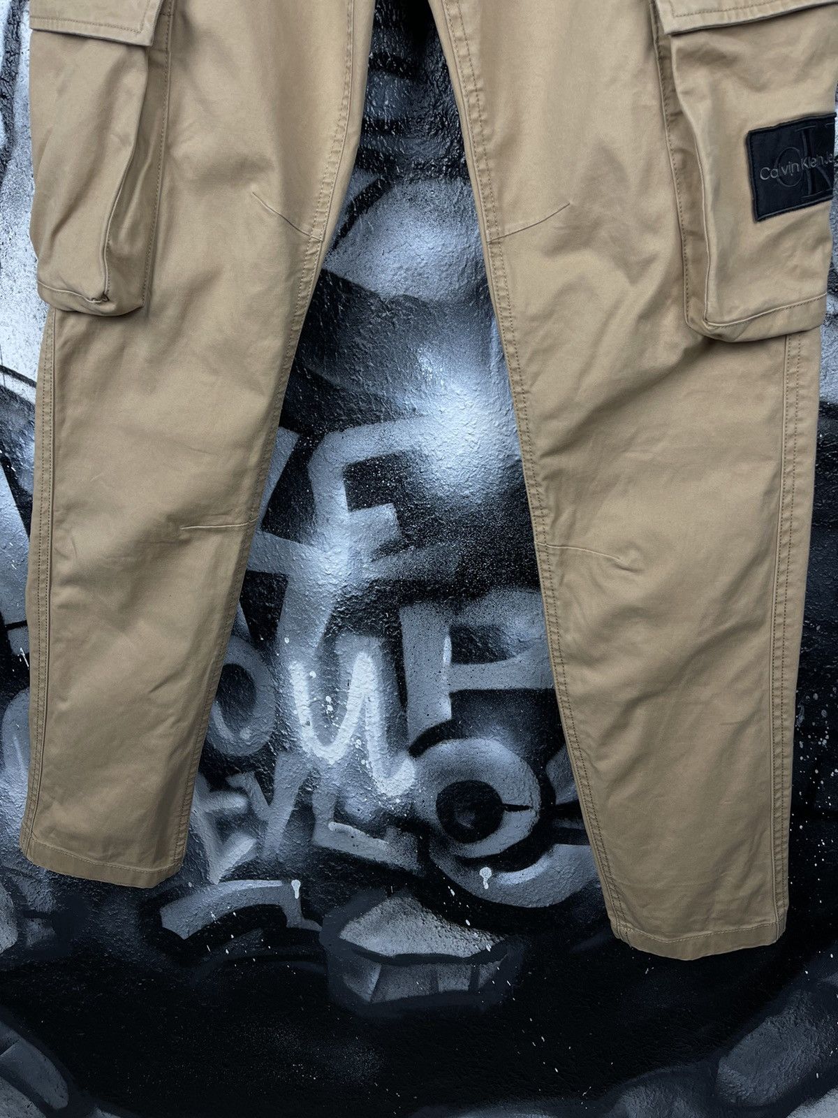 Calvin Klein Calvin Klein Skinny Fit Patch Logo Cargo Pants Size W30 Size US 30 / EU 46 - 4 Thumbnail