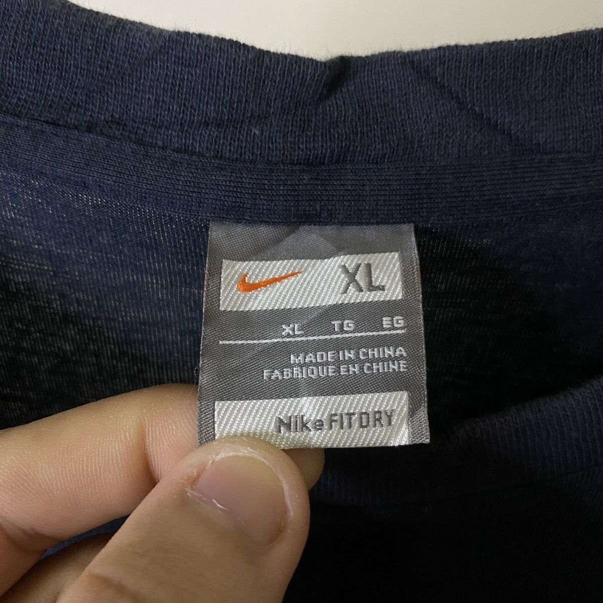 Nike Vintage Y2K Nike Essential Embroidery Small Swoosh Tee Size US L / EU 52-54 / 3 - 4 Thumbnail