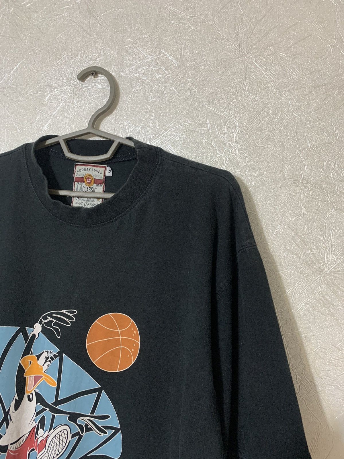 Disney × Vintage × Warner Bros Vintage 1996 Looney Tunes Warner Bros Basketball Duck Tshirt Size US M / EU 48-50 / 2 - 3 Thumbnail