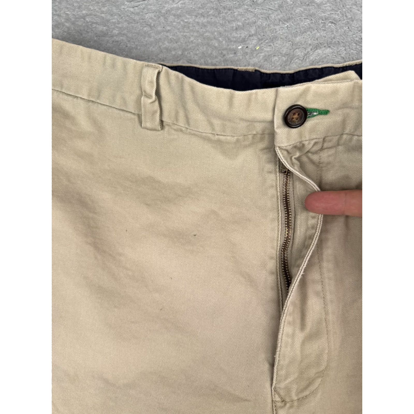 Tommy Hilfiger Tommy Hilfiger Shorts Mens 40 Beige Canvas Chino Flat Front 8 Inseam Casual Size US 40 / EU 56 - 6 Thumbnail