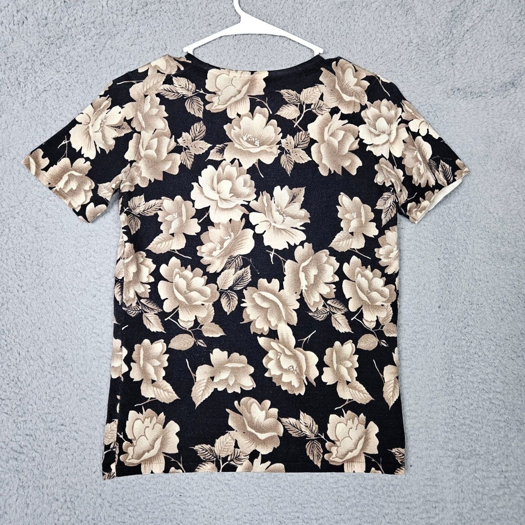 Neiman Marcus VINTAGE Neiman Marcus Exclusive Women’s Floral Print Short Sleeve Sweater Top Sz S Size S / US 4 / IT 40 - 4 Thumbnail