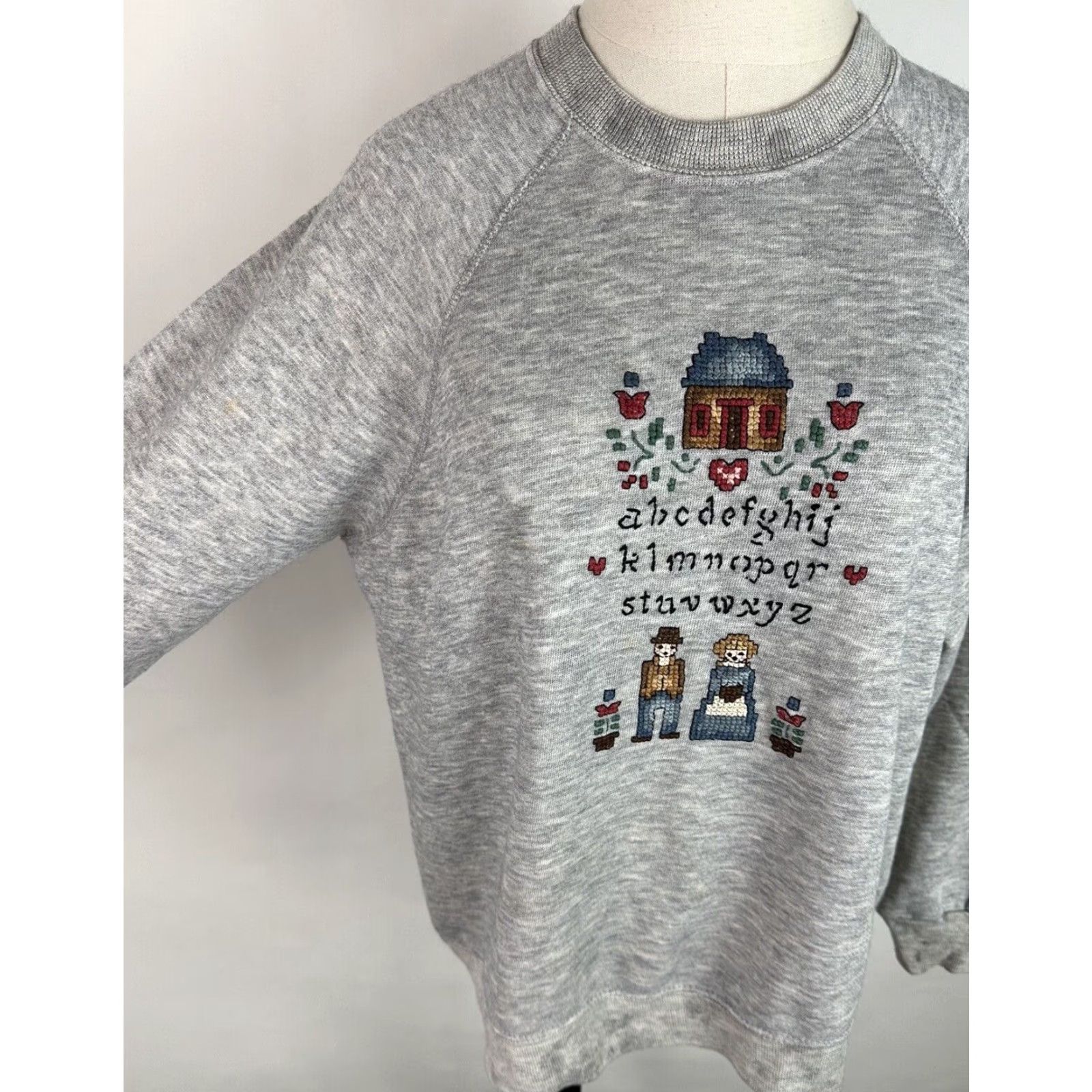 Vintage VINTAGE Bassett-Walker Tri-blend Sweatshirt WOMENS LARGE Heather Gray Needlepoint Sampler STAIN Size L / US 10 / IT 46 - 4 Thumbnail