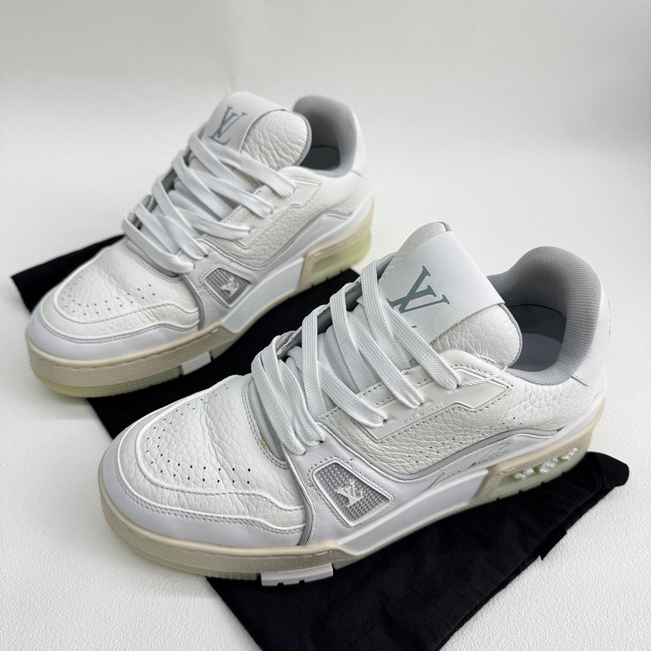 Louis Vuitton Louis Vuitton White Lowtop Sneakers us_6 Women Size US 6 / IT 36 - 1 Thumbnail