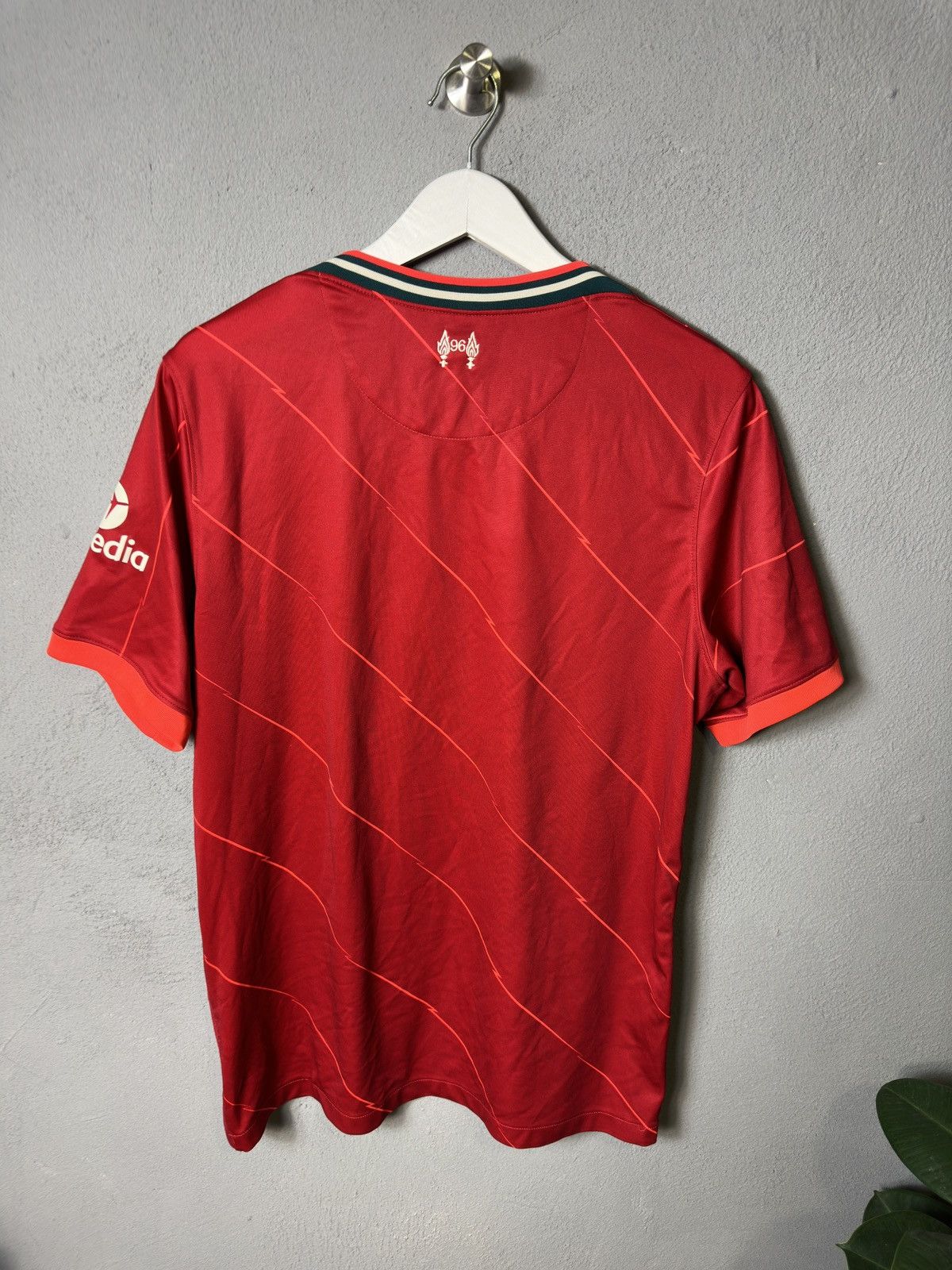 Nike LIVERPOOL 2021 2022 HOME FOOTBALL SHIRT SOCCER JERSEY NIKE Size US L / EU 52-54 / 3 - 6 Thumbnail